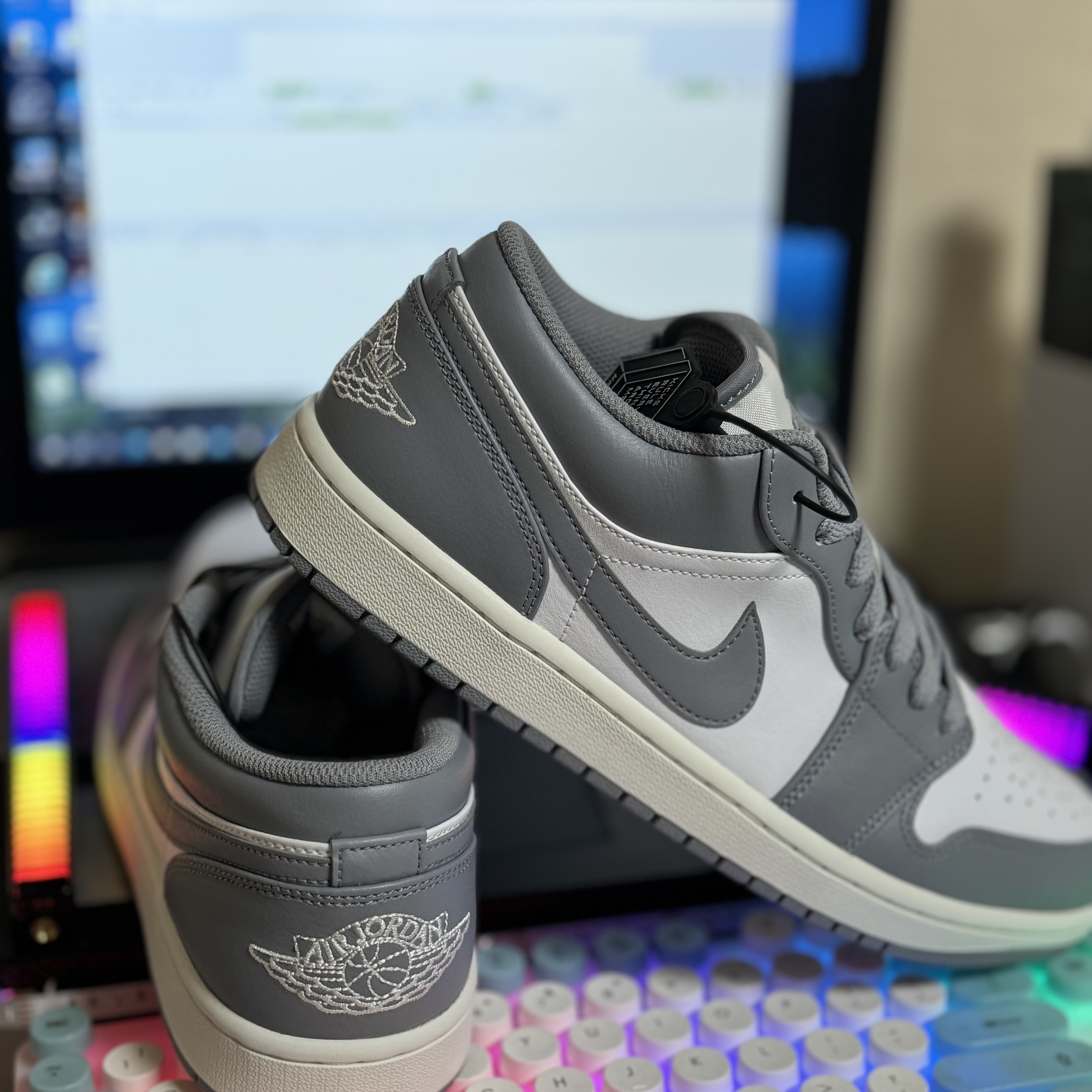 Jordan 1 Low Stealth and White 착용 스타일 - 1
