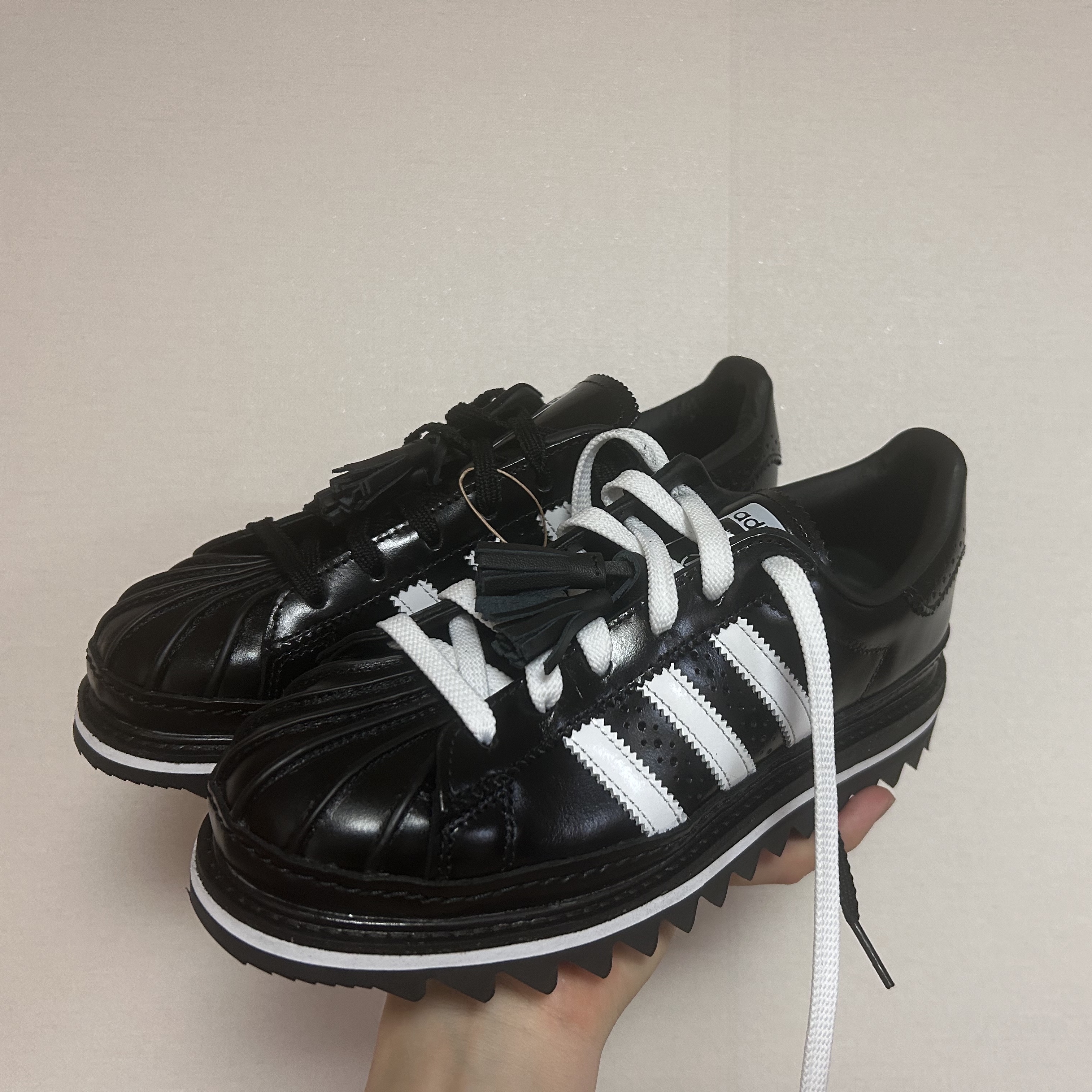 Adidas x Clot Superstar Core Black Cloud White 착용 스타일 - 3