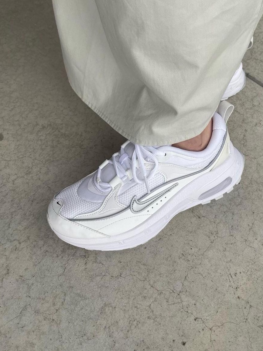 (W) Nike Air Max Bliss Next Nature Wolf Grey, (W) Nike Air Max Bliss Triple White 착용 스타일 - 5