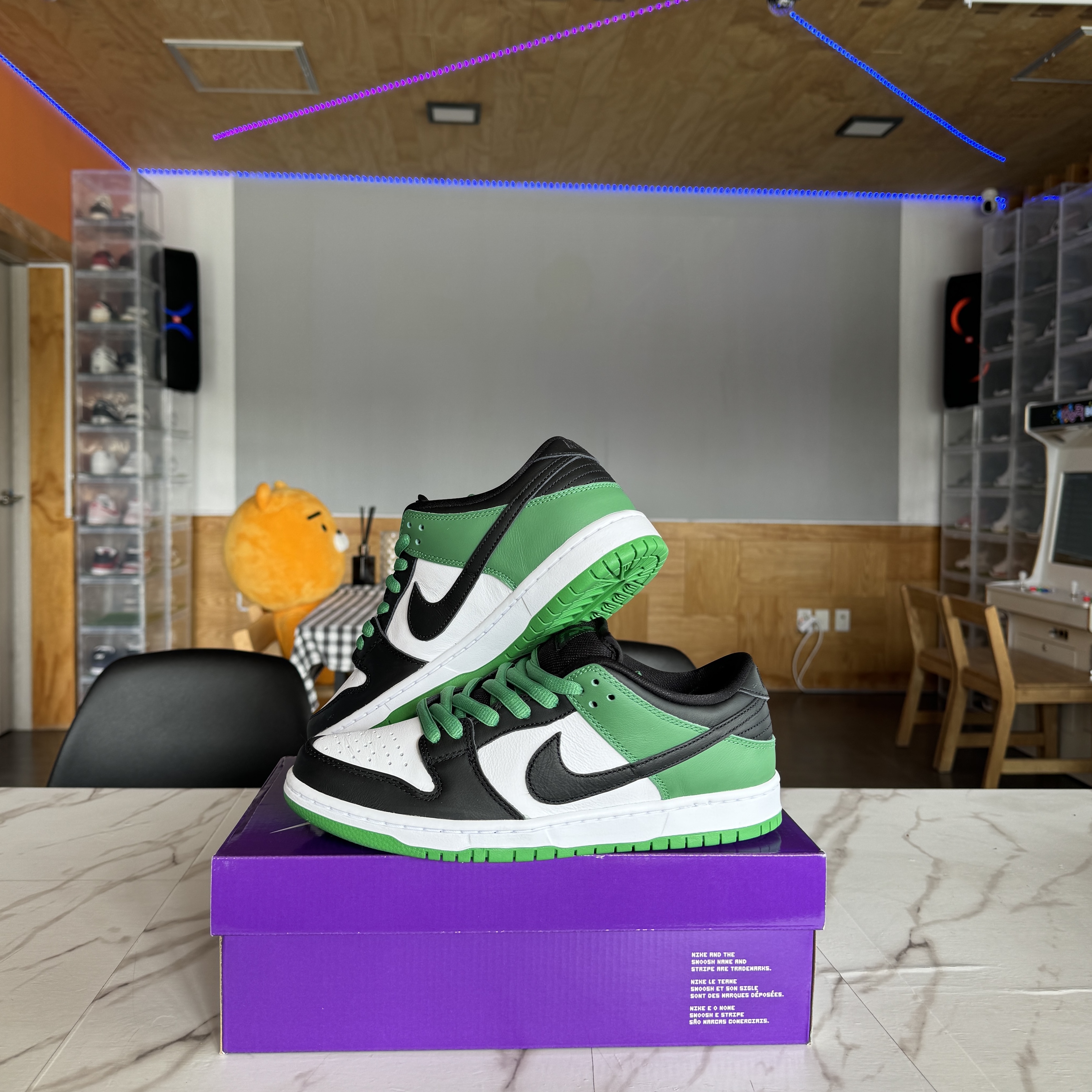 Nike SB Dunk Low Pro Black and Classic Green 착용 스타일