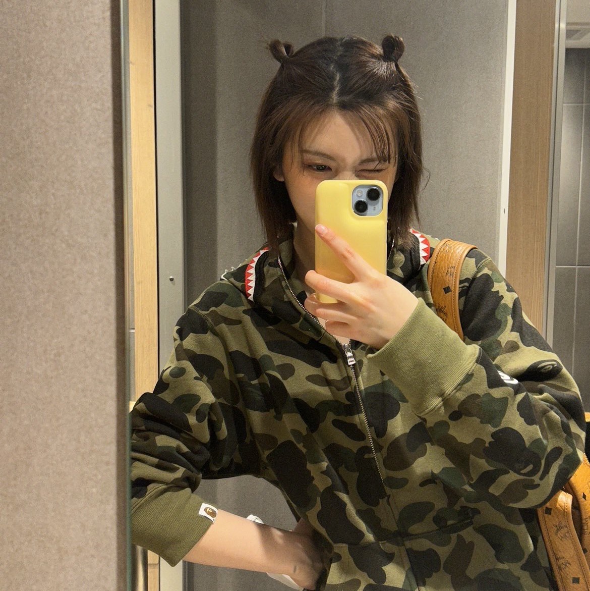 BAPE 1st Camo Shark Full Zip Hoodie Army Green 착용 스타일 - 3