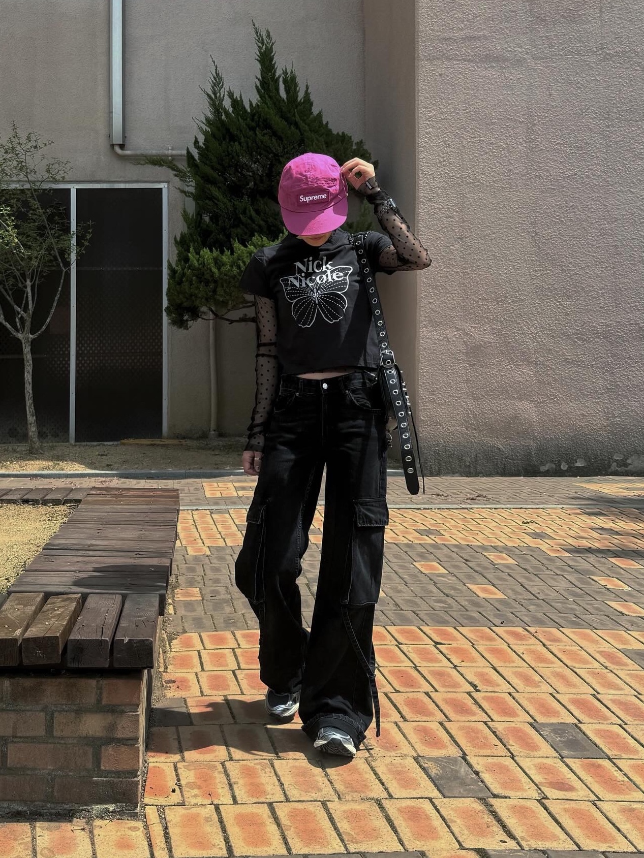 Asics Unlimited Gel-Kayano 14 Carrier Grey Black, Balenciaga Le Cagole XS Flap Bag Metallized in Metalic Grey 착용 스타일 - 1