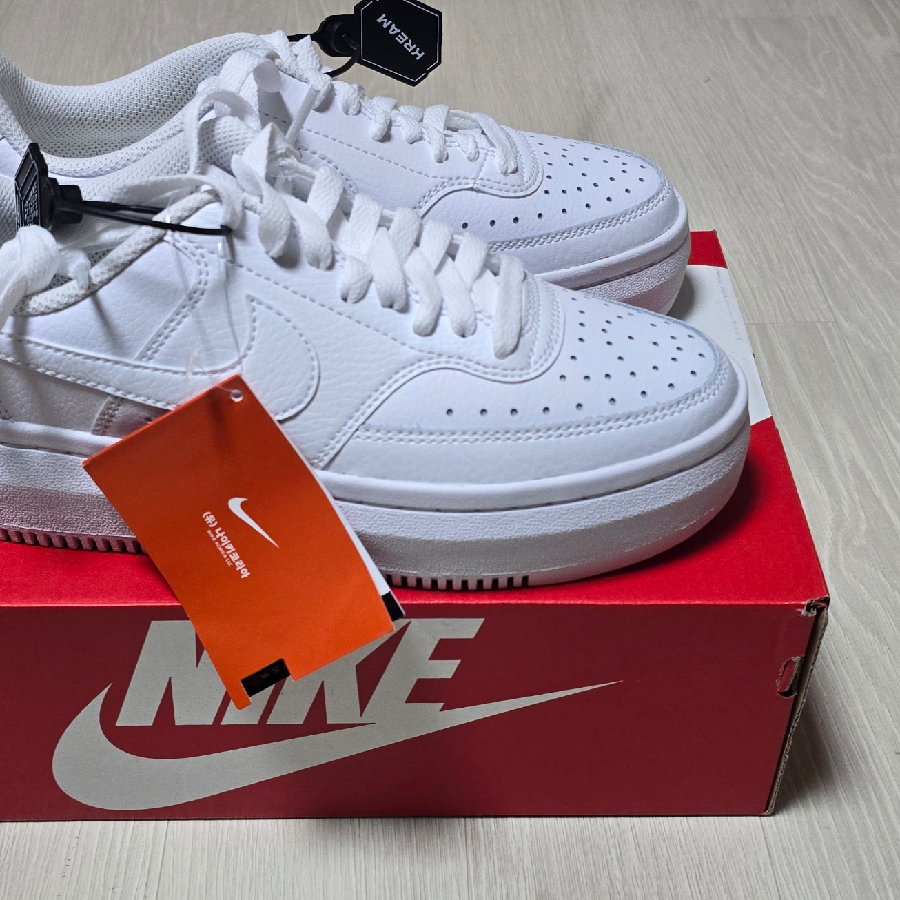 (W) Nike Court Vision Alta White 착용 스타일