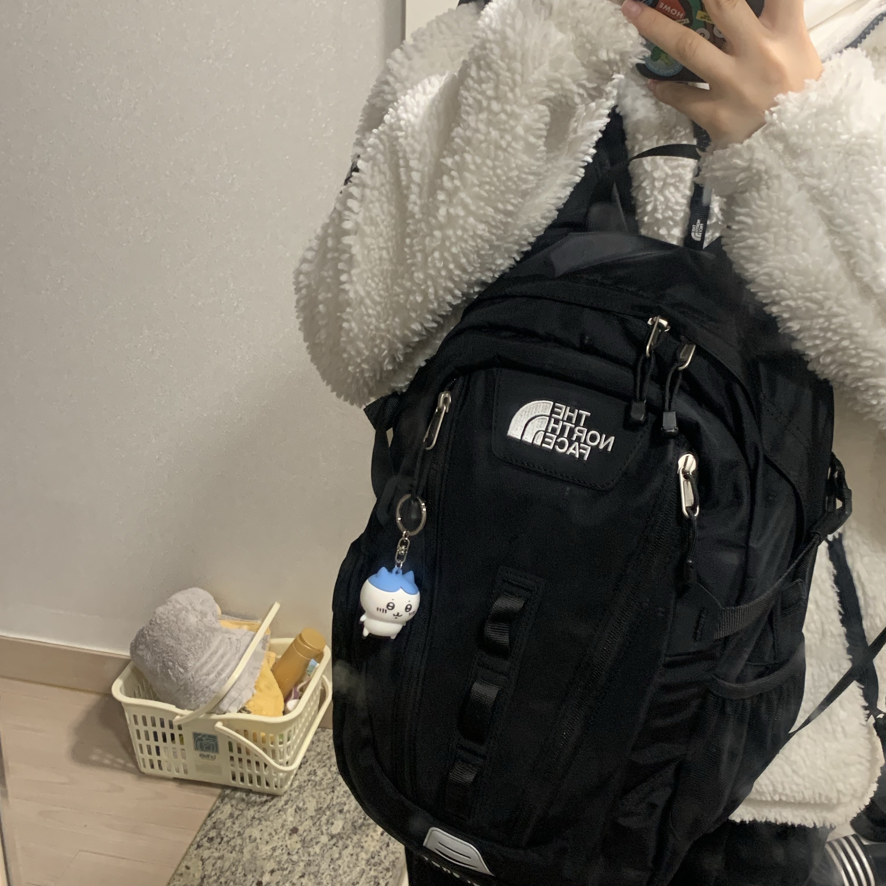 The North Face Mini Shot Black 착용 스타일
