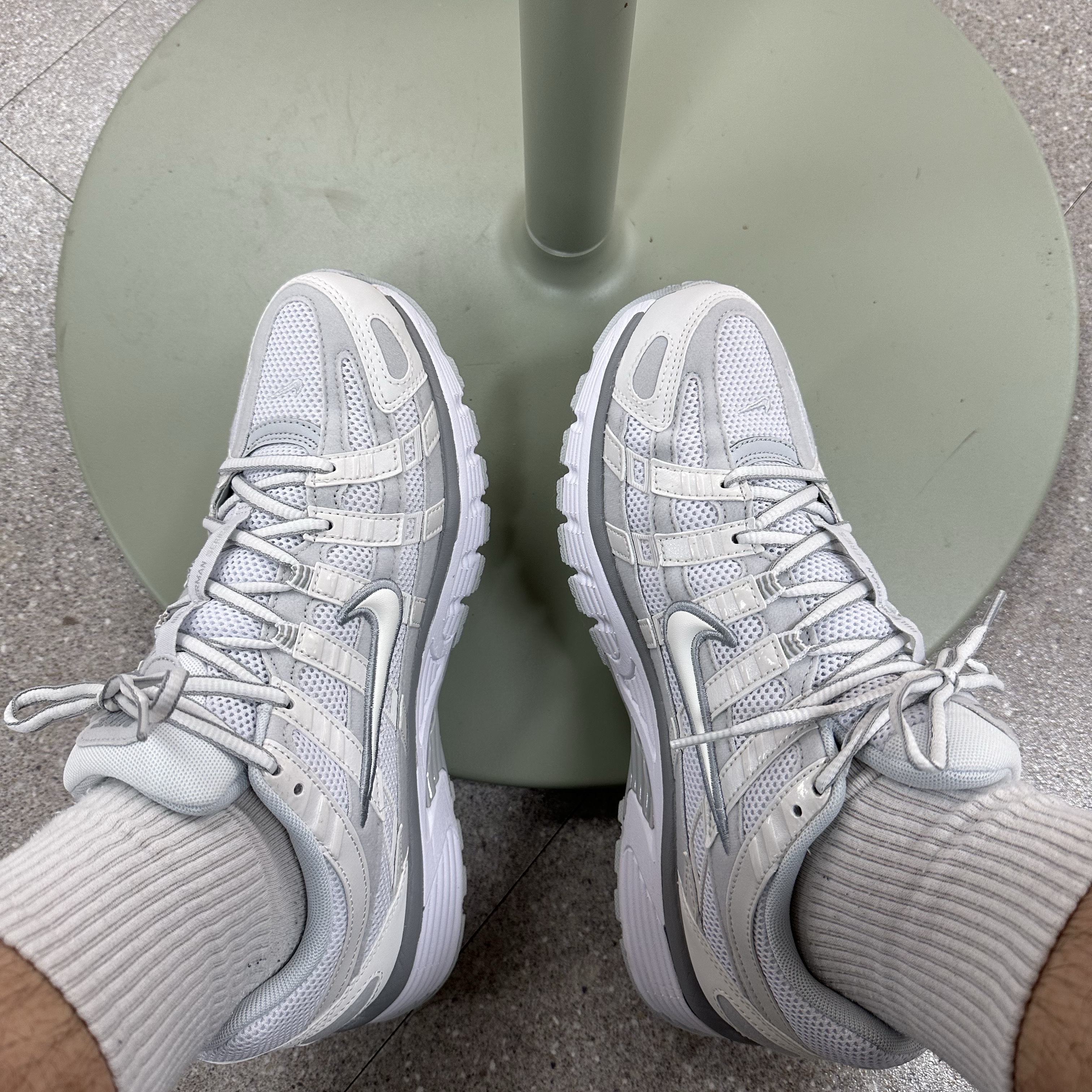 (W) Nike P-6000 Metallic Summit White 착용 스타일