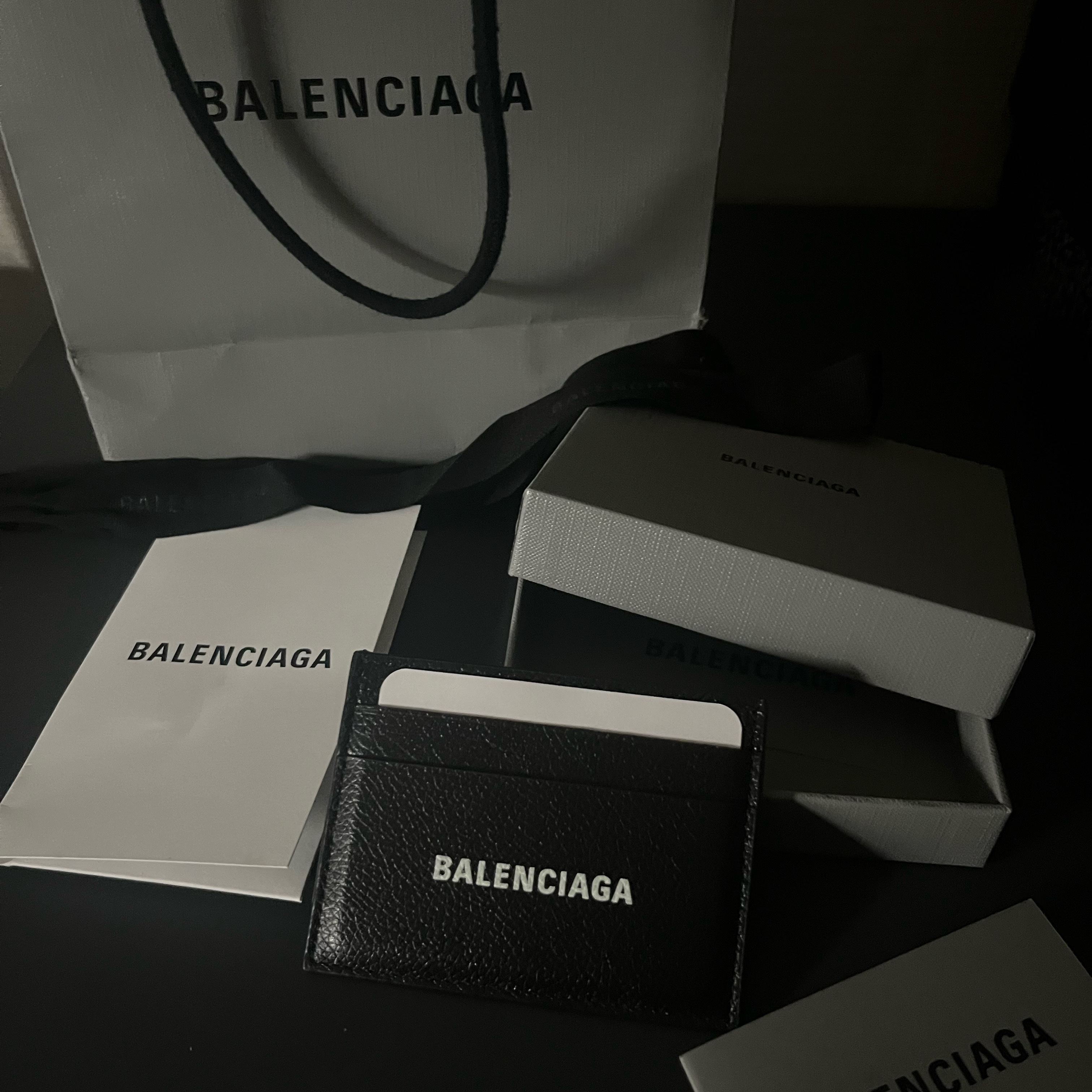 Balenciaga Cash Card Holder Black 착용 스타일