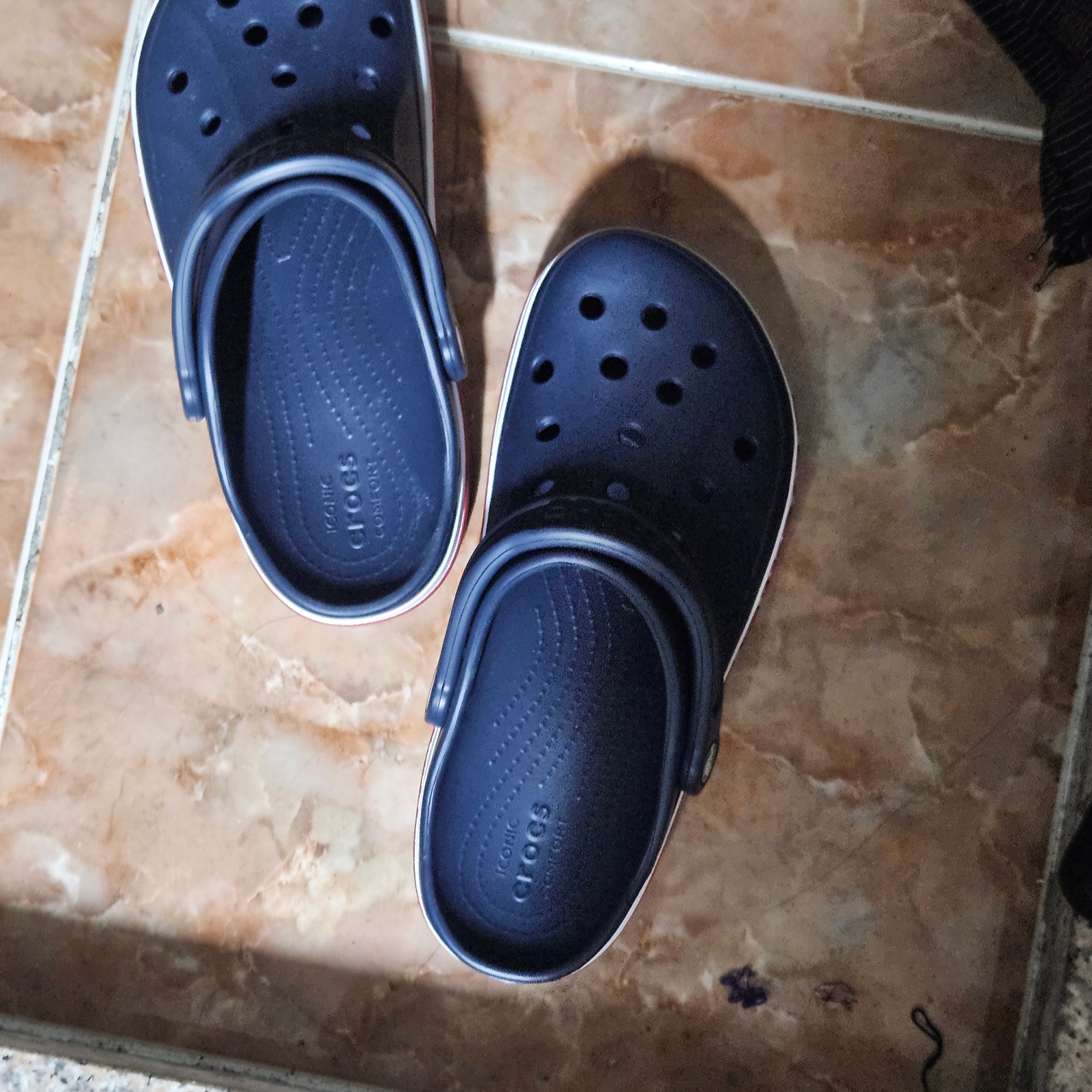 Crocs Bayaband Clog Navy Pepper 착용 스타일