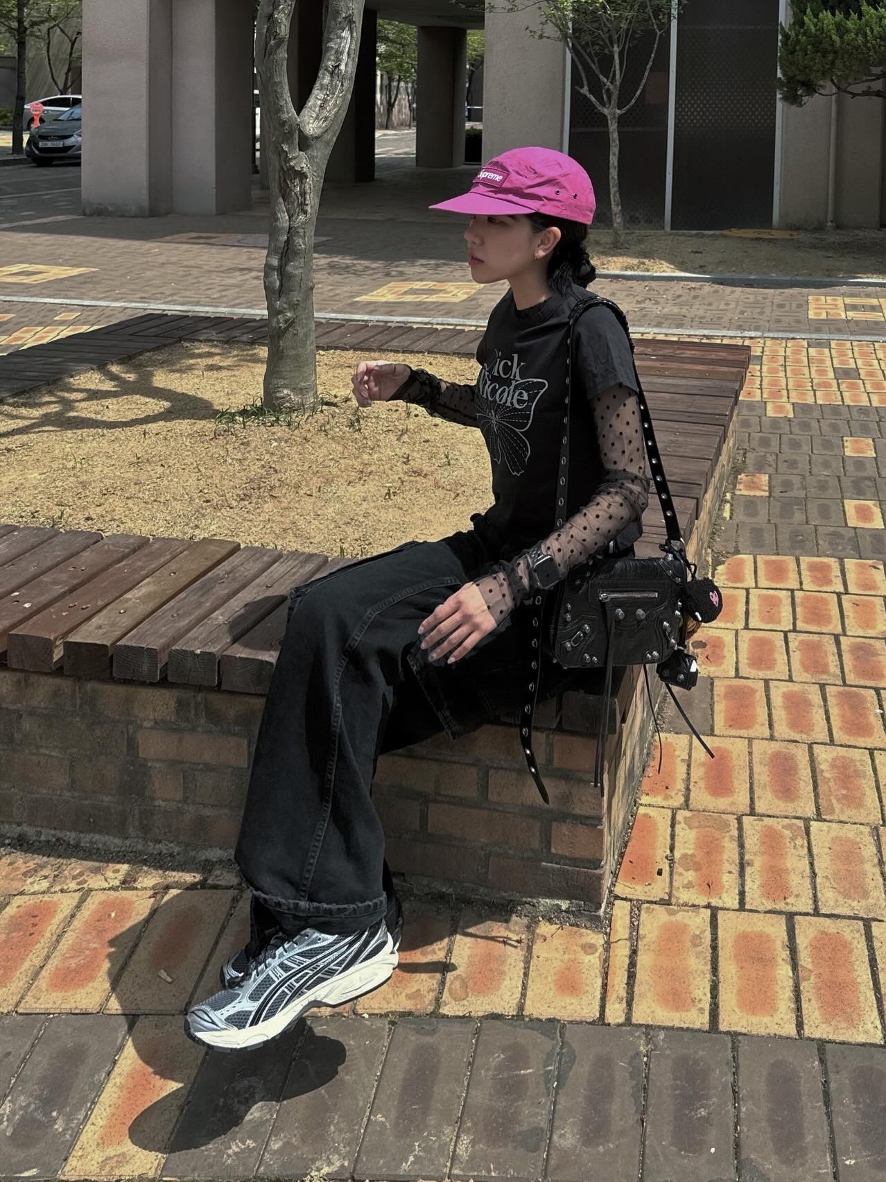 Asics Unlimited Gel-Kayano 14 Carrier Grey Black, Balenciaga Le Cagole XS Flap Bag Metallized in Metalic Grey 착용 스타일 - 2