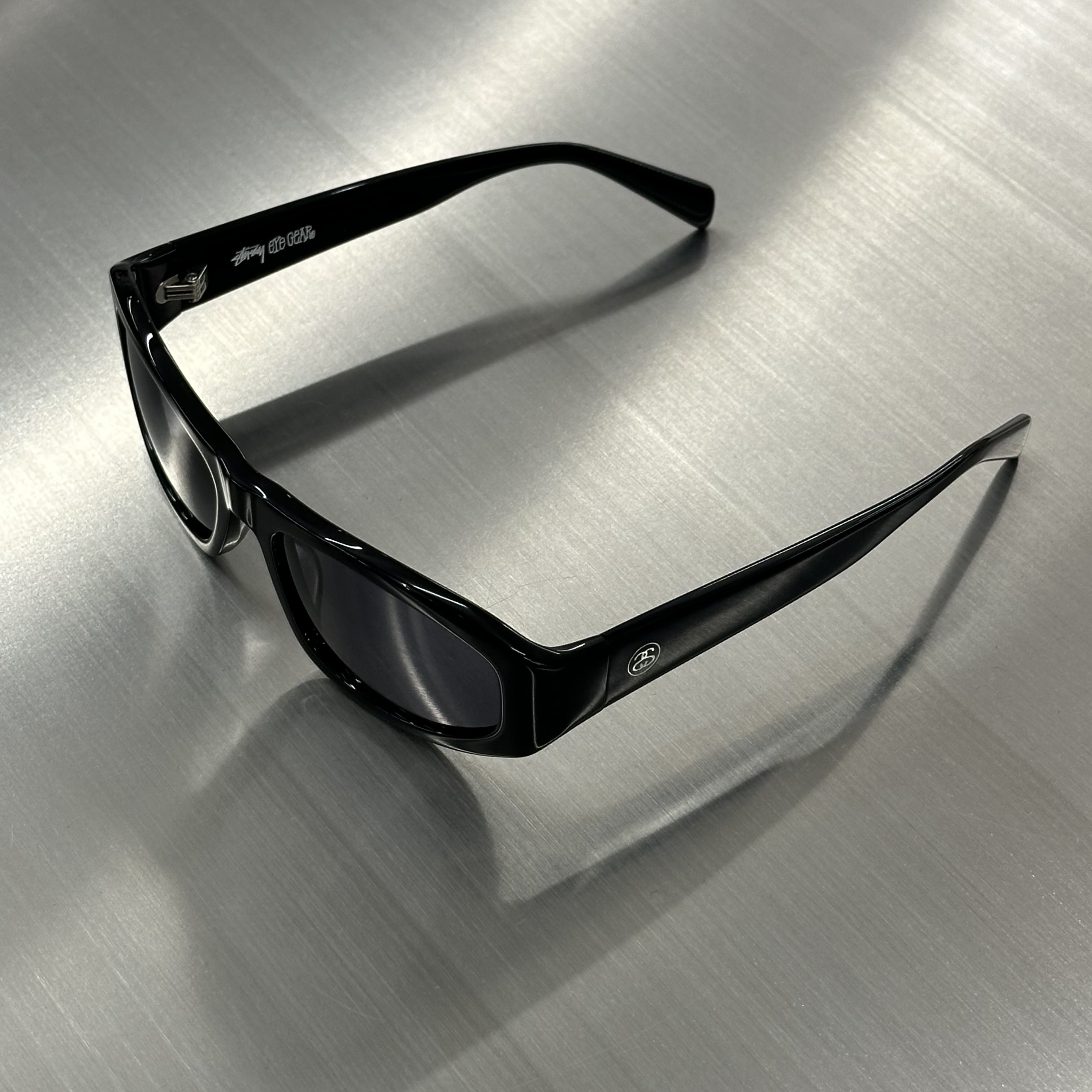 New Balance x JJJJound 2002R Gore-Tex Charcoal, Stussy Landon Sunglasses Black Black Lens 착용 스타일 - 3