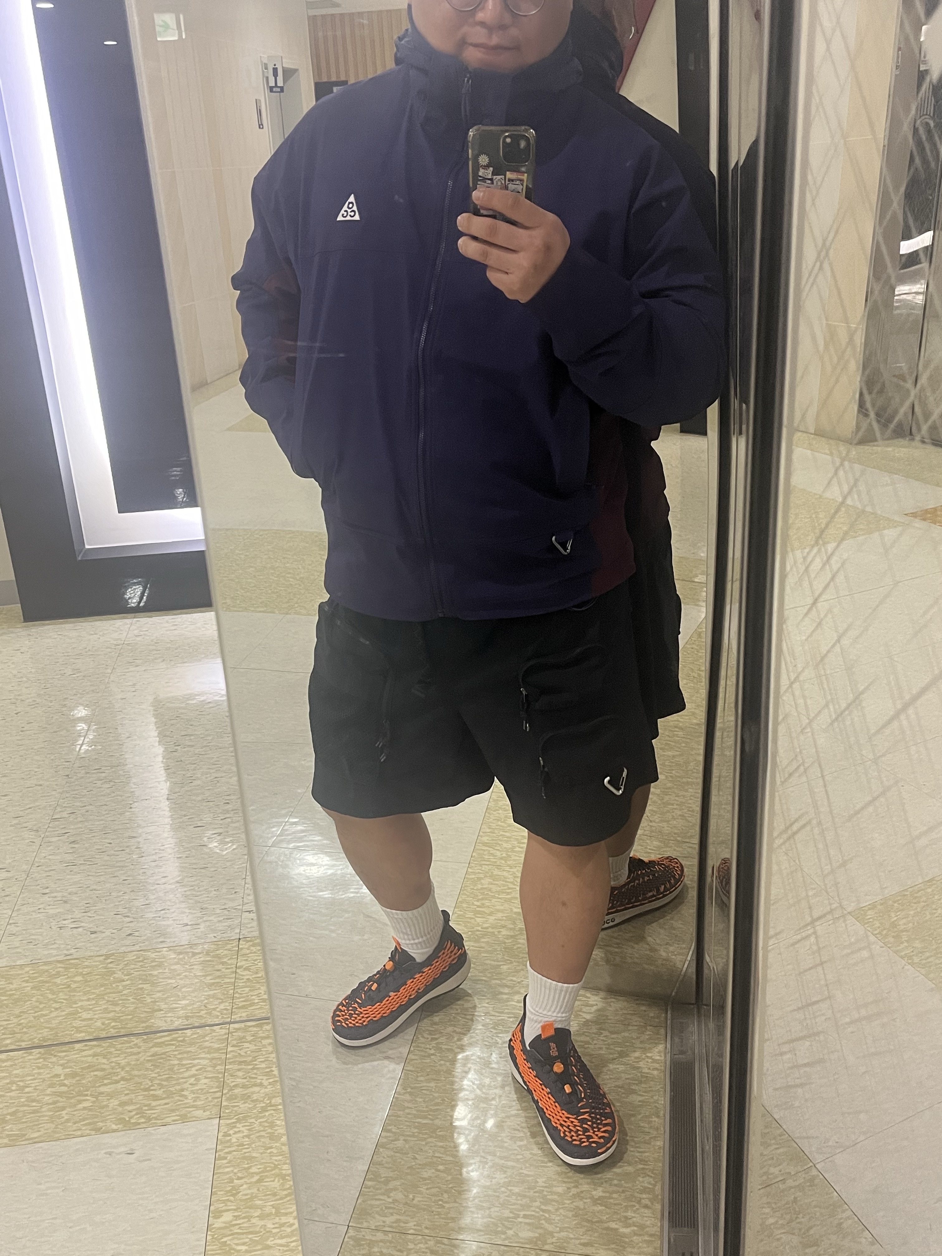 Nike ACG Watercat+ Bright Mandarin and Gridiron, Nike ACG Snowgrass Cargo Shorts Black - Asia 착용 스타일