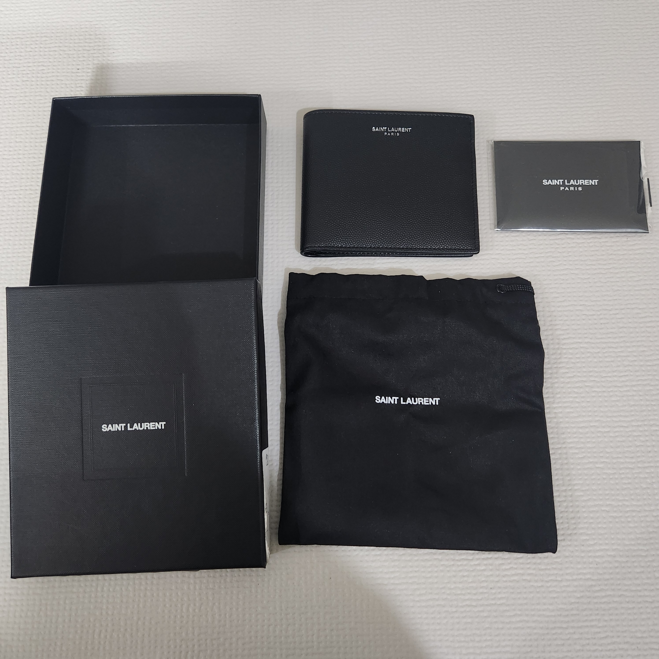 Saint Laurent East/West Wallet in Grain De Poudre Embossed Leather Black 착용 스타일