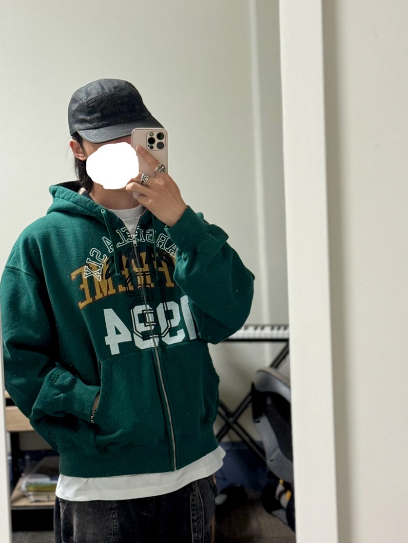 Supreme x MM6 Maison Margiela Zip Up Hooded Sweatshirt Dark Green - 24SS, Supreme x MM6 Maison Margiela Painted Camp Cap Black - 24SS 착용 스타일 - 1