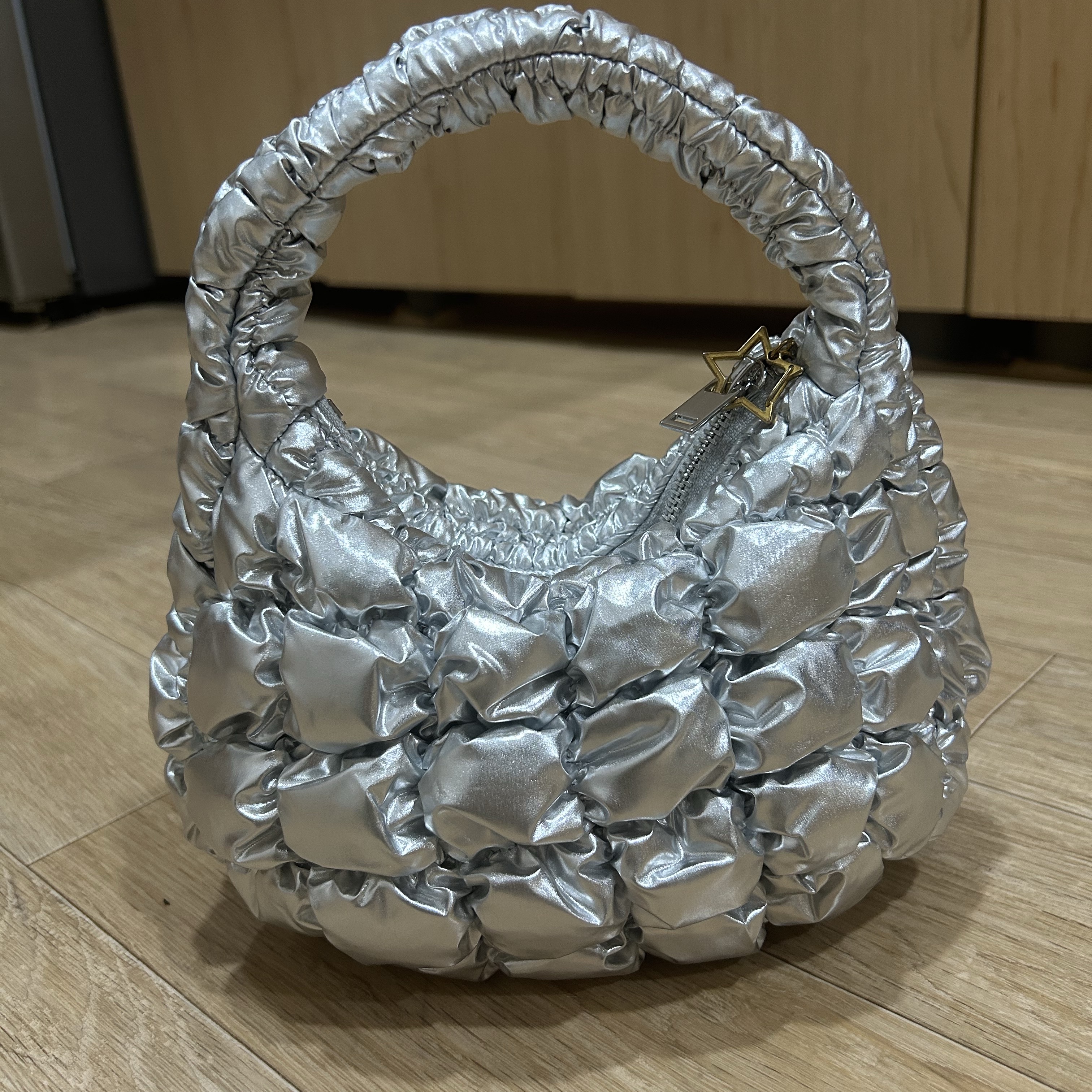 COS Quilted Micro Bag Silver 착용 스타일 - 2