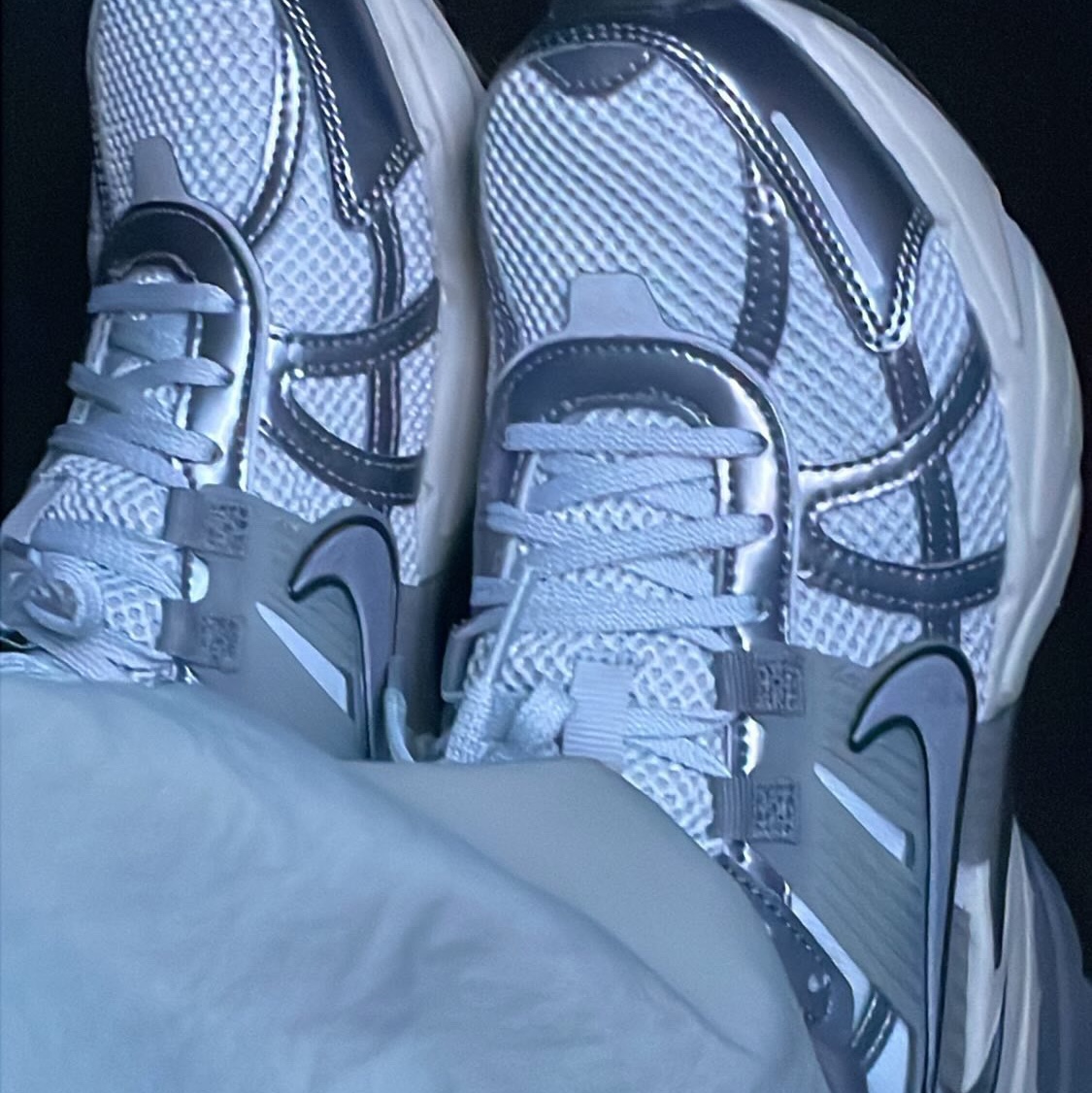 Nike V2K Run Pure Platinum Wolf Grey 착용 스타일