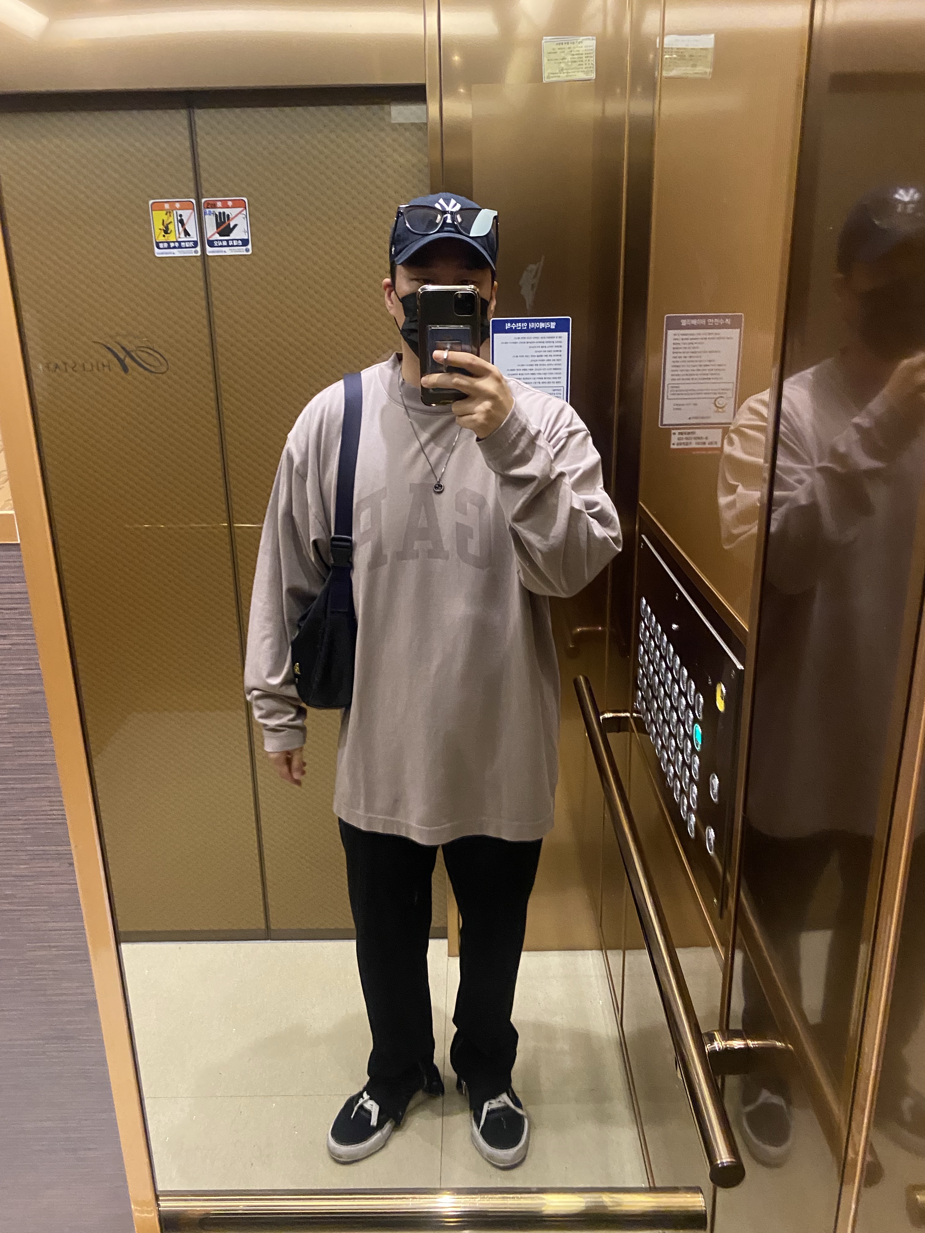 Yeezy Gap Engineered By Balenciaga Dove Long Sleeve T-Shirt Beige, 47 Brand New York Yankees BW Clean Up Black 착용 스타일