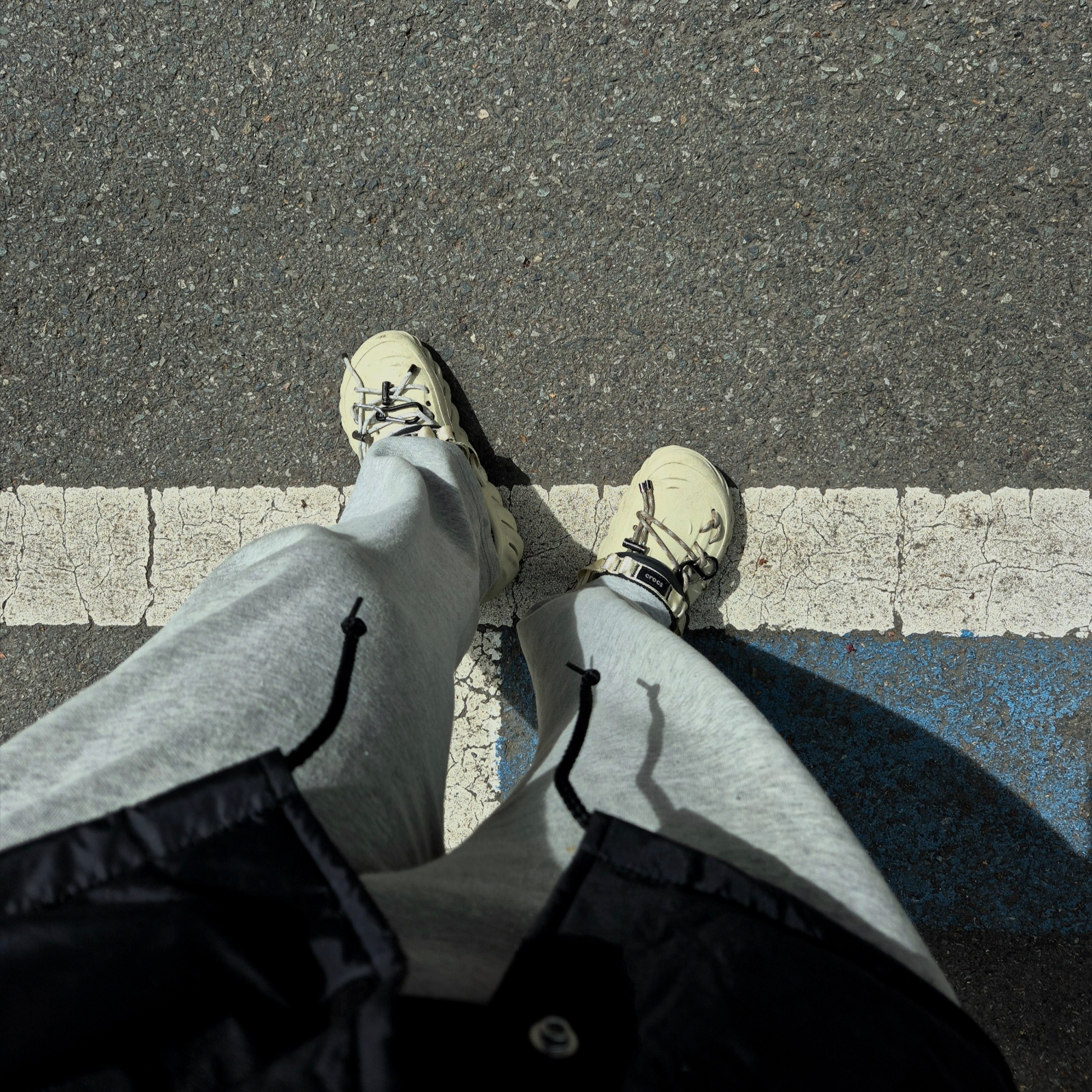 Crocs Echo Clog Bone Black, CDG Logo Coach Jacket Black 착용 스타일
