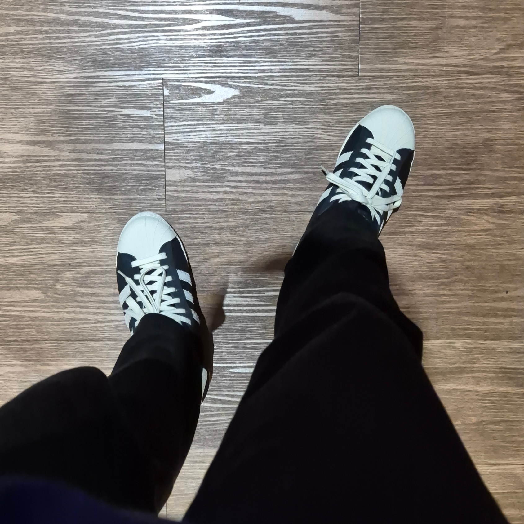 Adidas Superstar 82 Black White 착용 스타일 - 1
