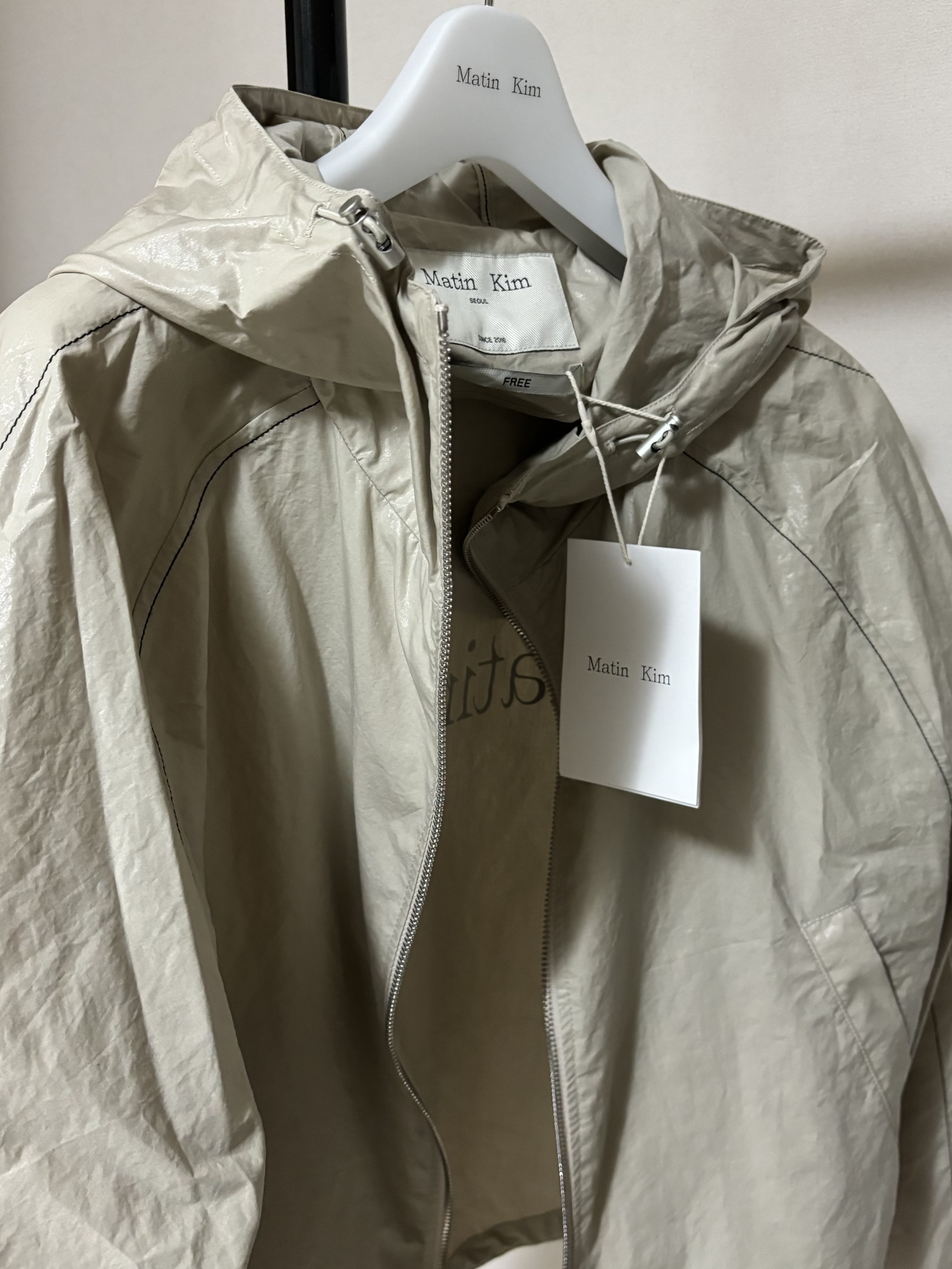 (W) Matin Kim Matin Crop Hoody Coating Jumper Beige, New Balance 530 White 착용 스타일 - 3
