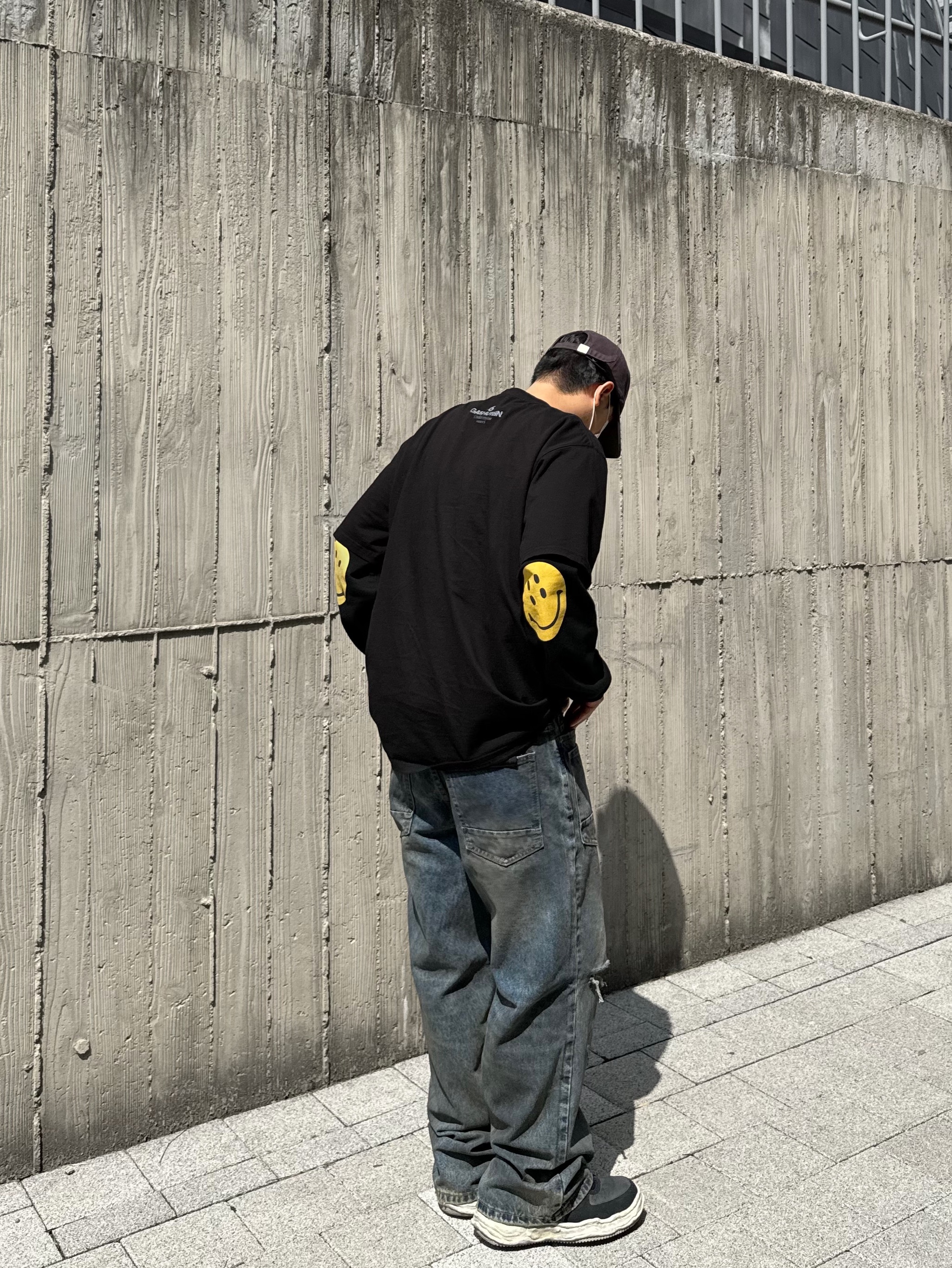 Kapital Eco Fleece Crewneck Sweatshirt Rainbowy Patch Black, Maison Mihara Yasuhiro Wayne OG Sole Distressed Leather Low-top Sneaker Black 착용 스타일 - 1