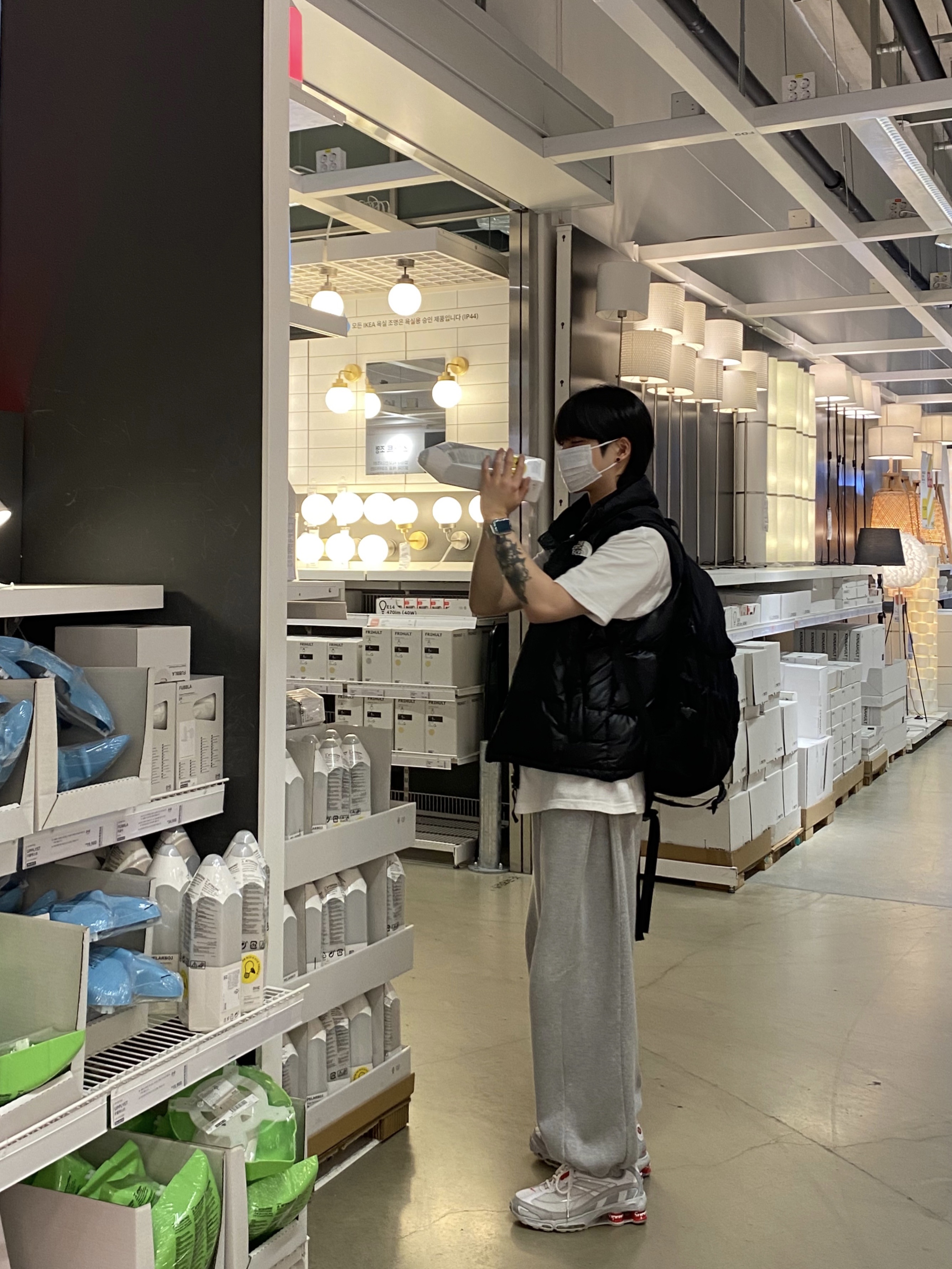 Nike x Supreme Shox Ride 2 SP White, The North Face Nuptse On Ball Vest Black 착용 스타일 - 3
