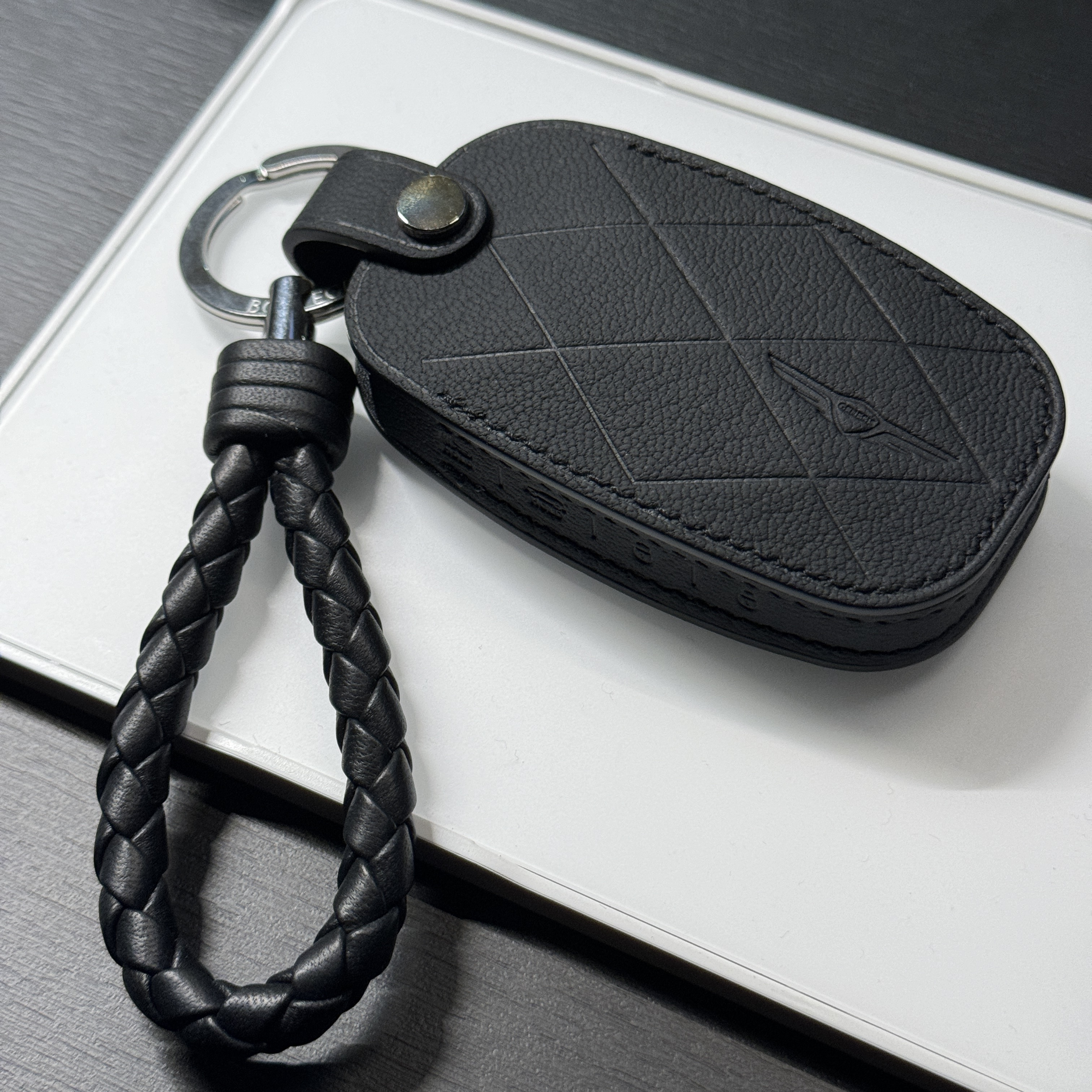 Bottega Veneta Leather Keyring Black 착용 스타일