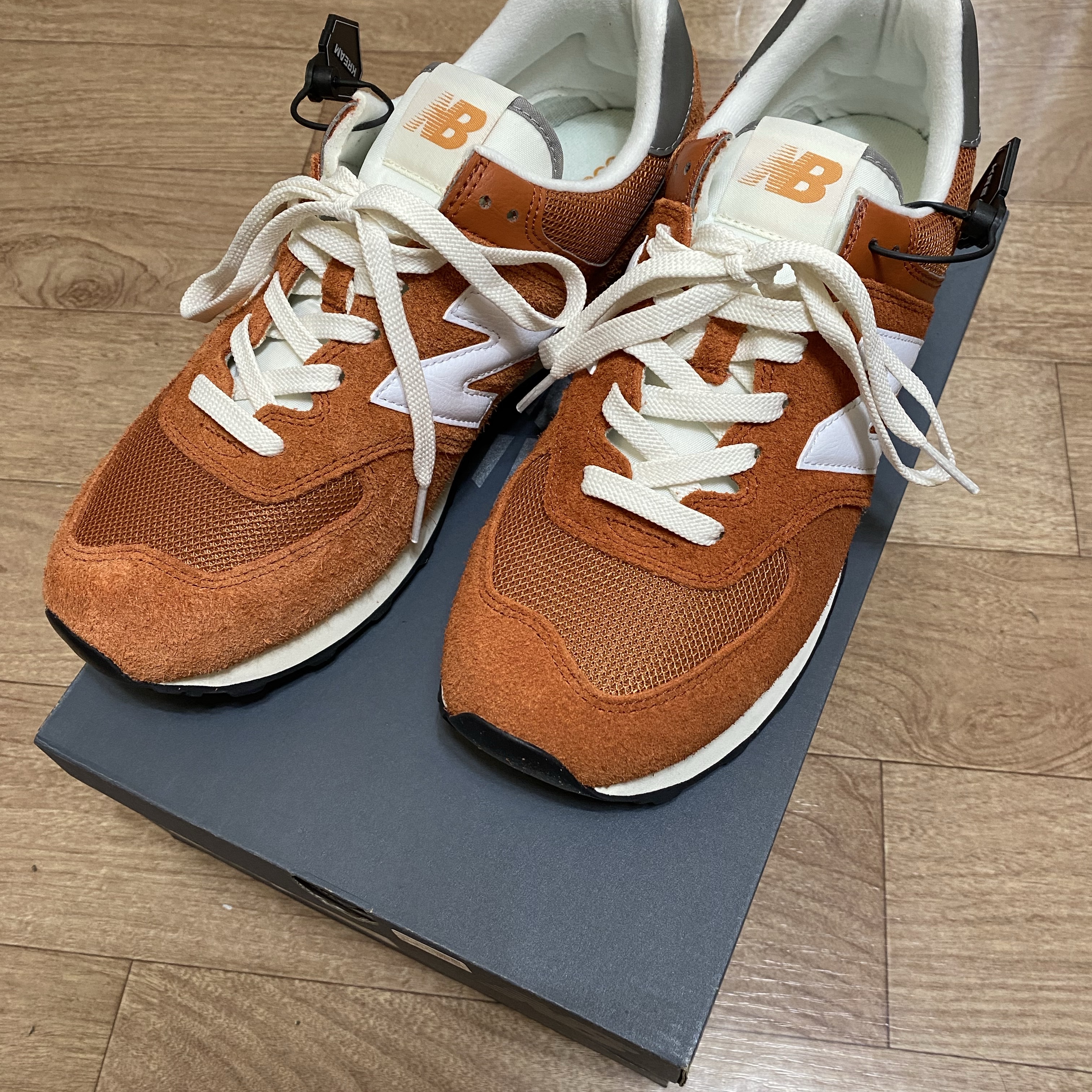 New Balance 574 Heritage Orange Burst White 착용 스타일 - 2