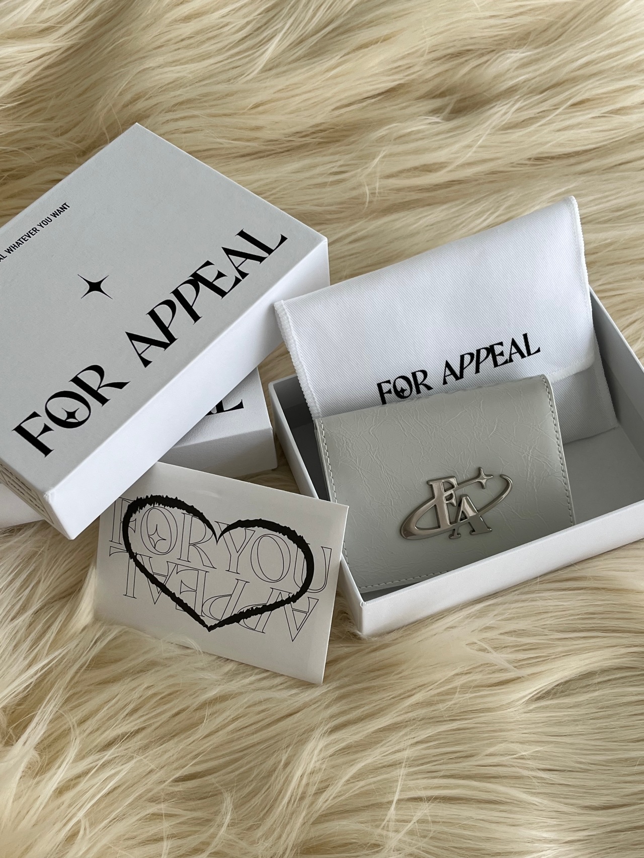 For Appeal Metal Logo Flap Card Wallet White, For Appeal Metal Logo Flap Card Wallet Black 착용 스타일