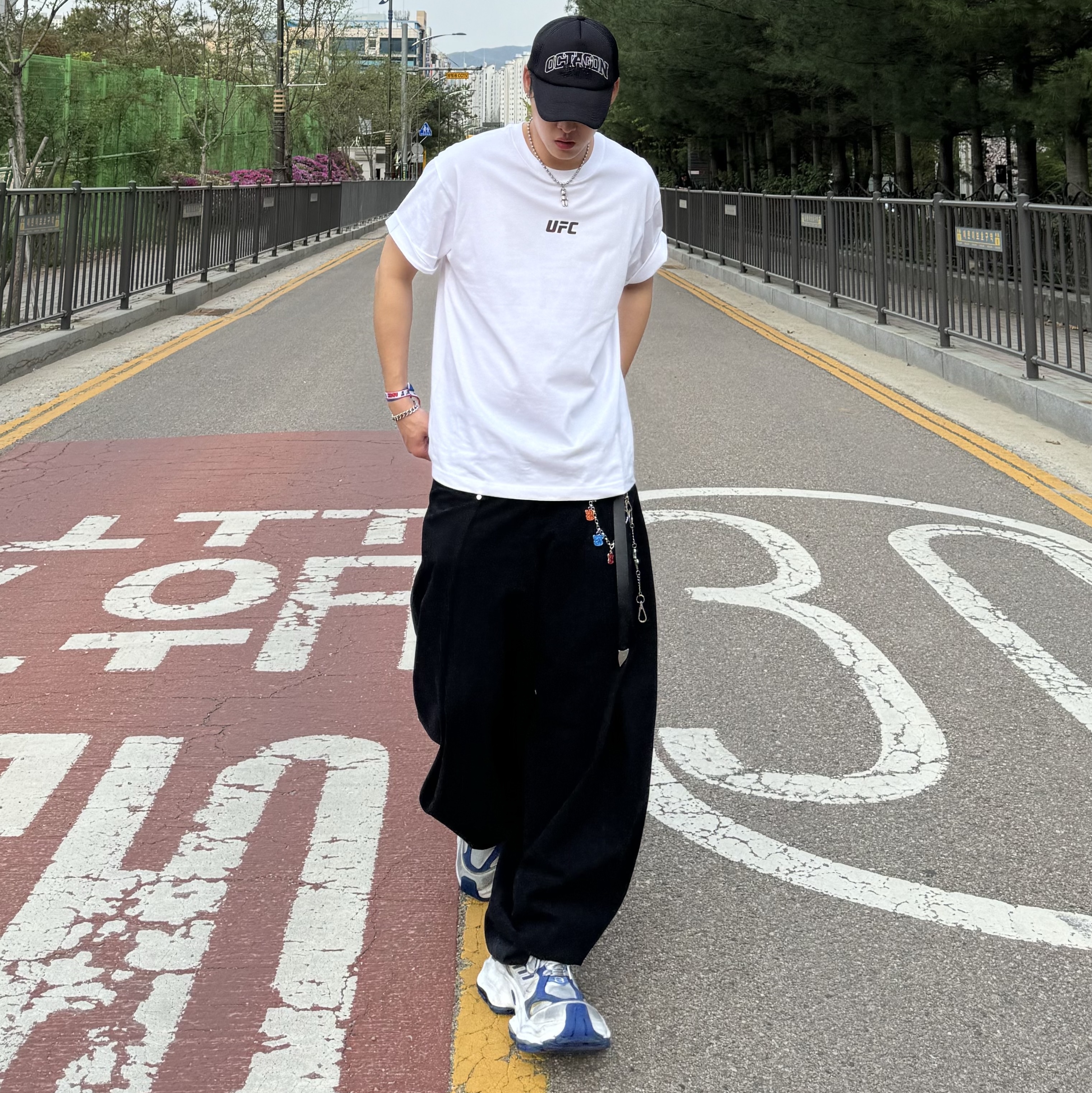 Balenciaga Cargo Sneakers Grey White Blue 착용 스타일 - 5