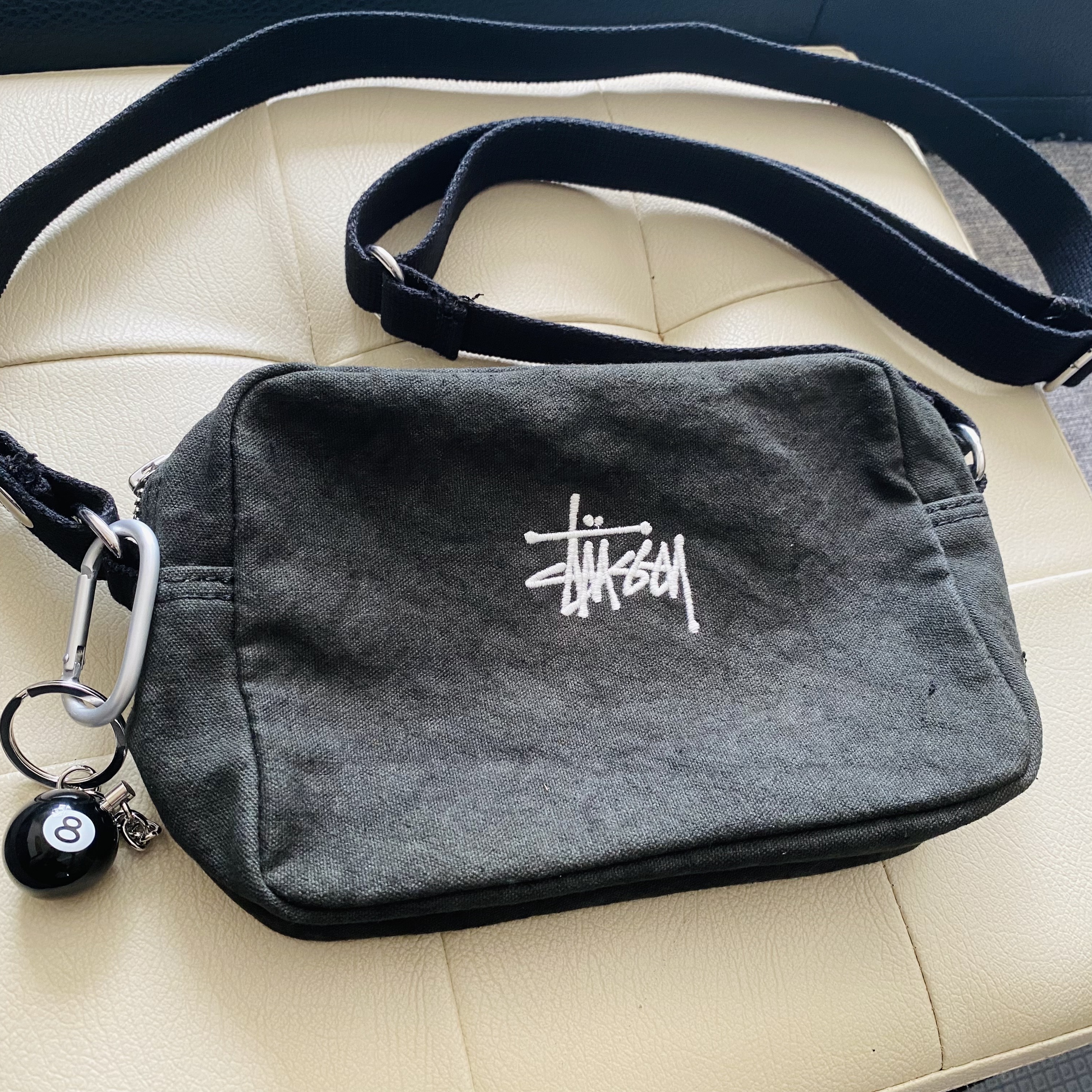 Stussy Canvas Side Pouch Washed Black, Stussy 8 Ball Keychain Black 착용 스타일