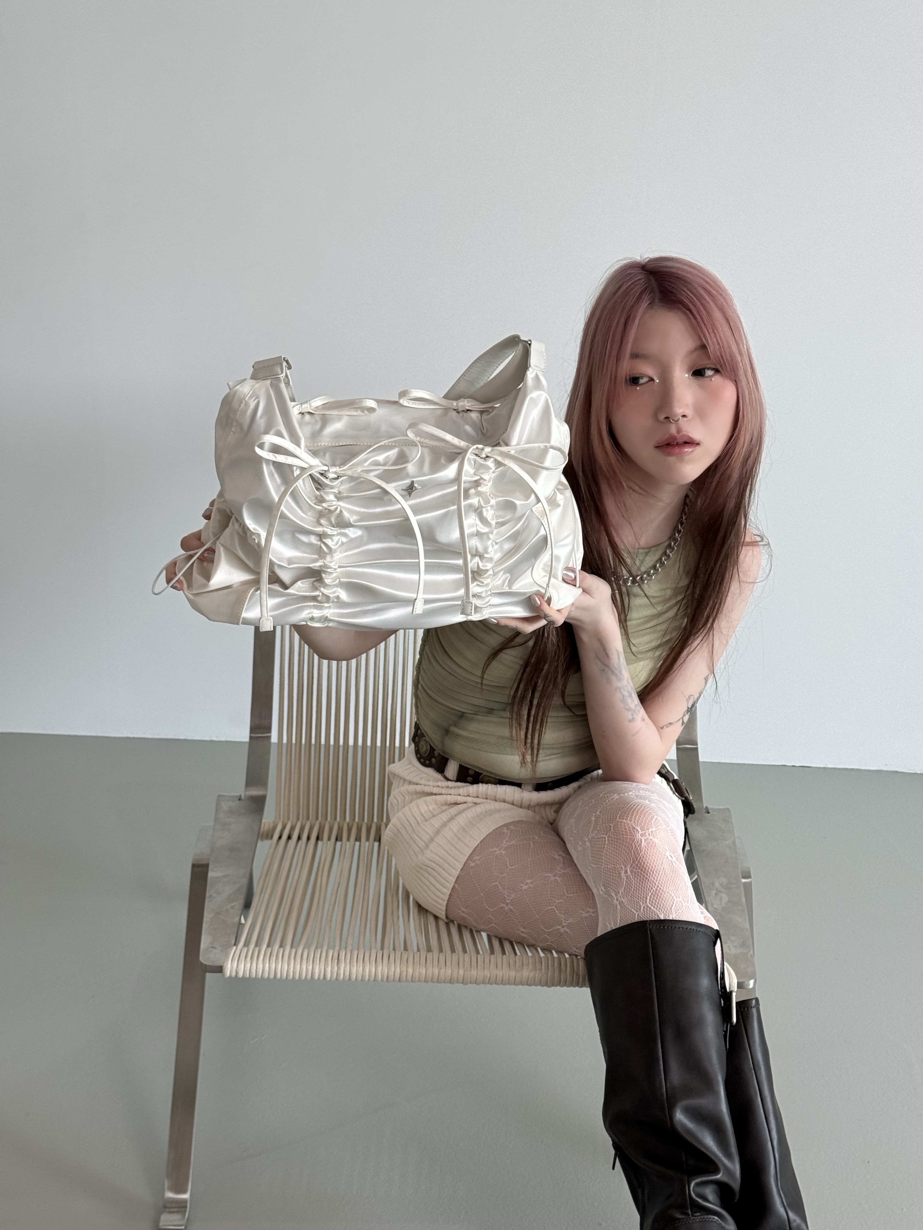For Appeal String Ribbon Large Hobo Bag Silver, For Appeal String Ribbon Large Hobo Bag Glossy White 착용 스타일