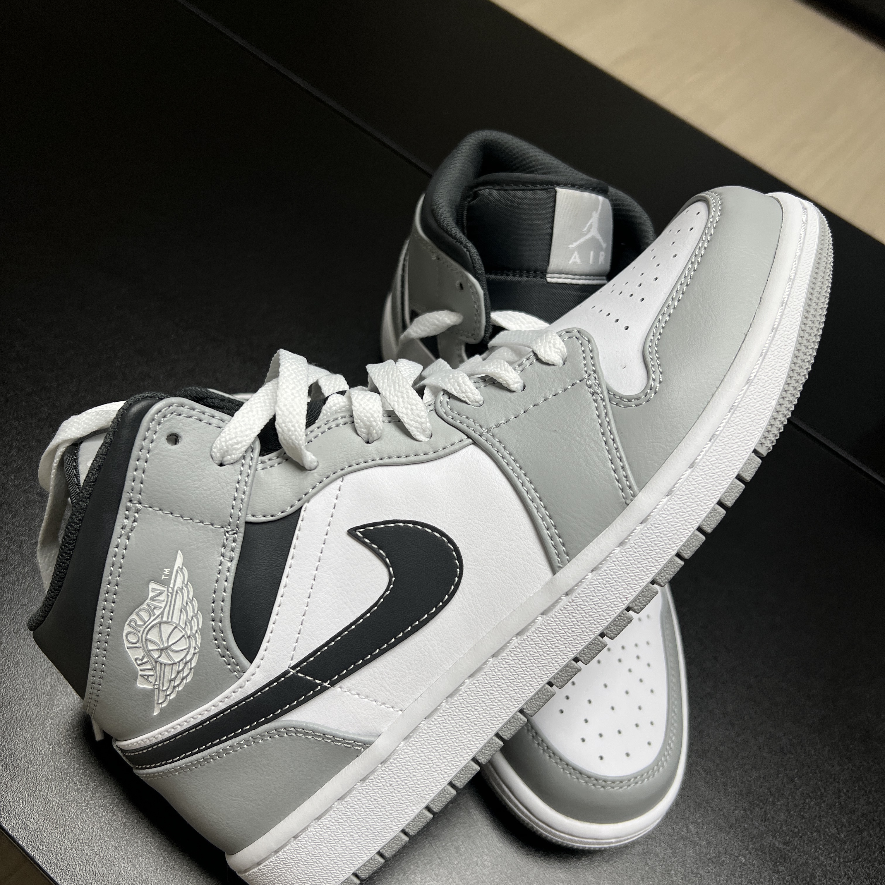 Jordan 1 Mid Light Smoke Grey Anthracite 착용 스타일