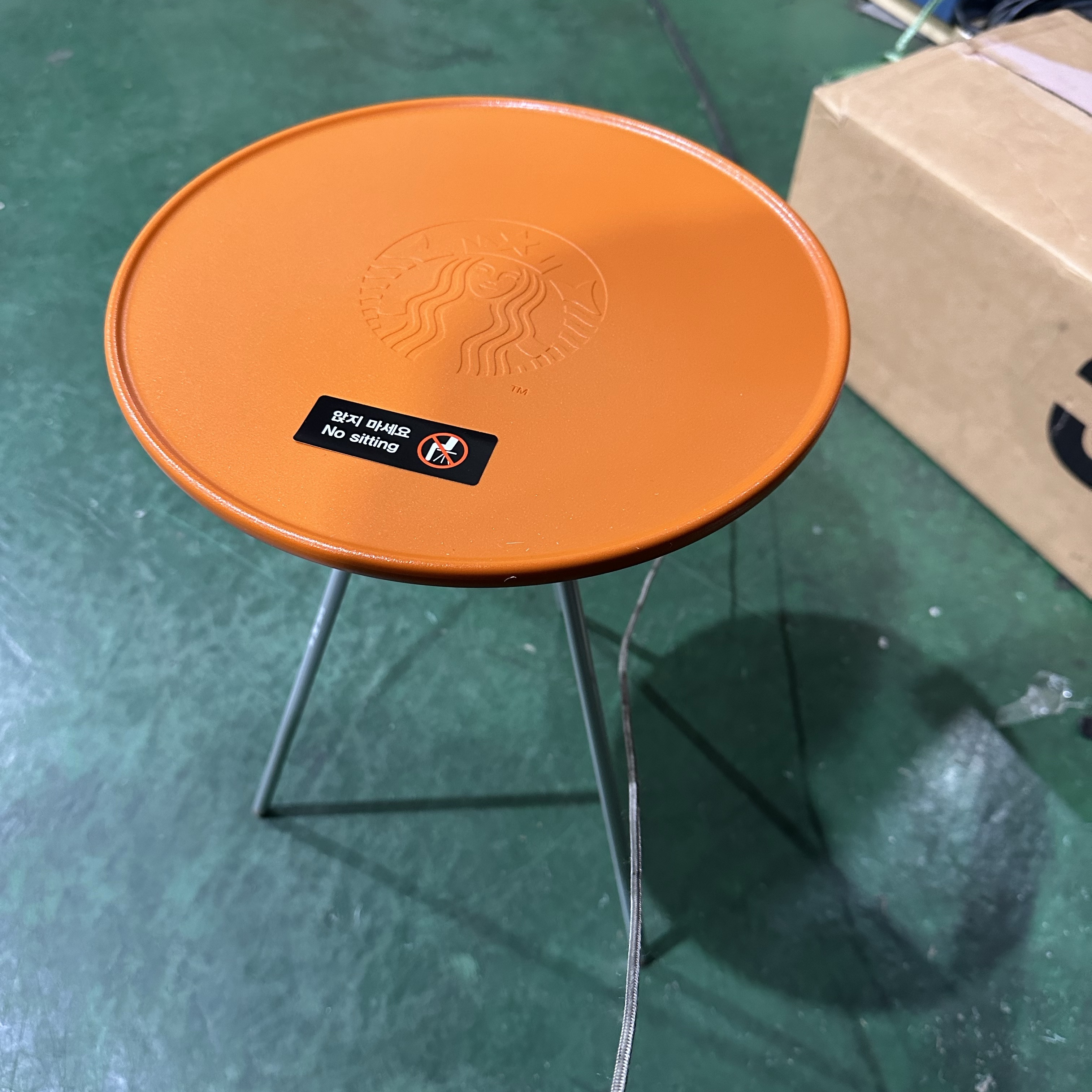 Starbucks x Helinox Side Table Brick Orange 착용 스타일 - 1