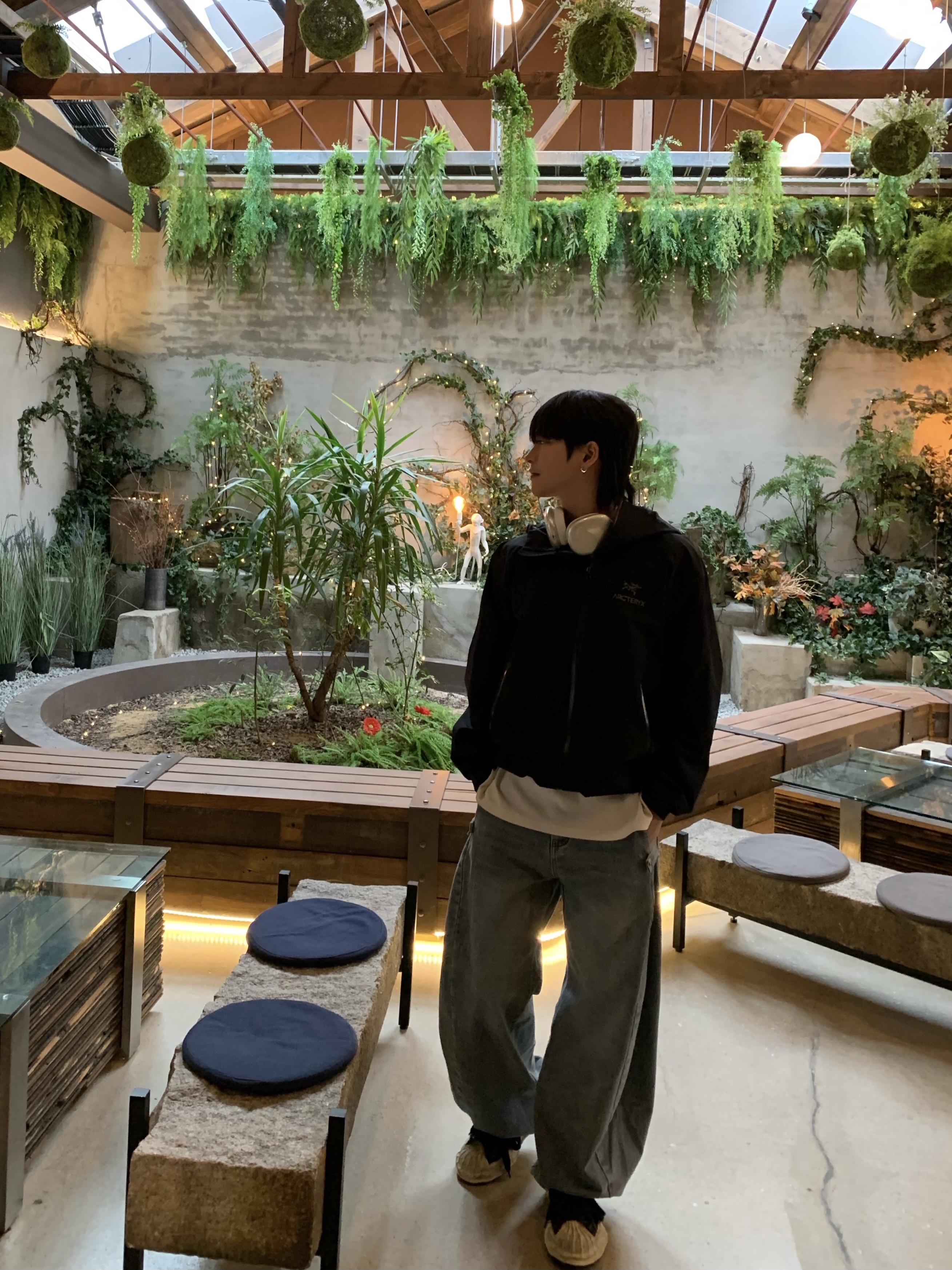 Arc'teryx Beta LT Jacket Black, Apple AirPods Max Lightning Silver (Korean Ver.) 착용 스타일 - 1