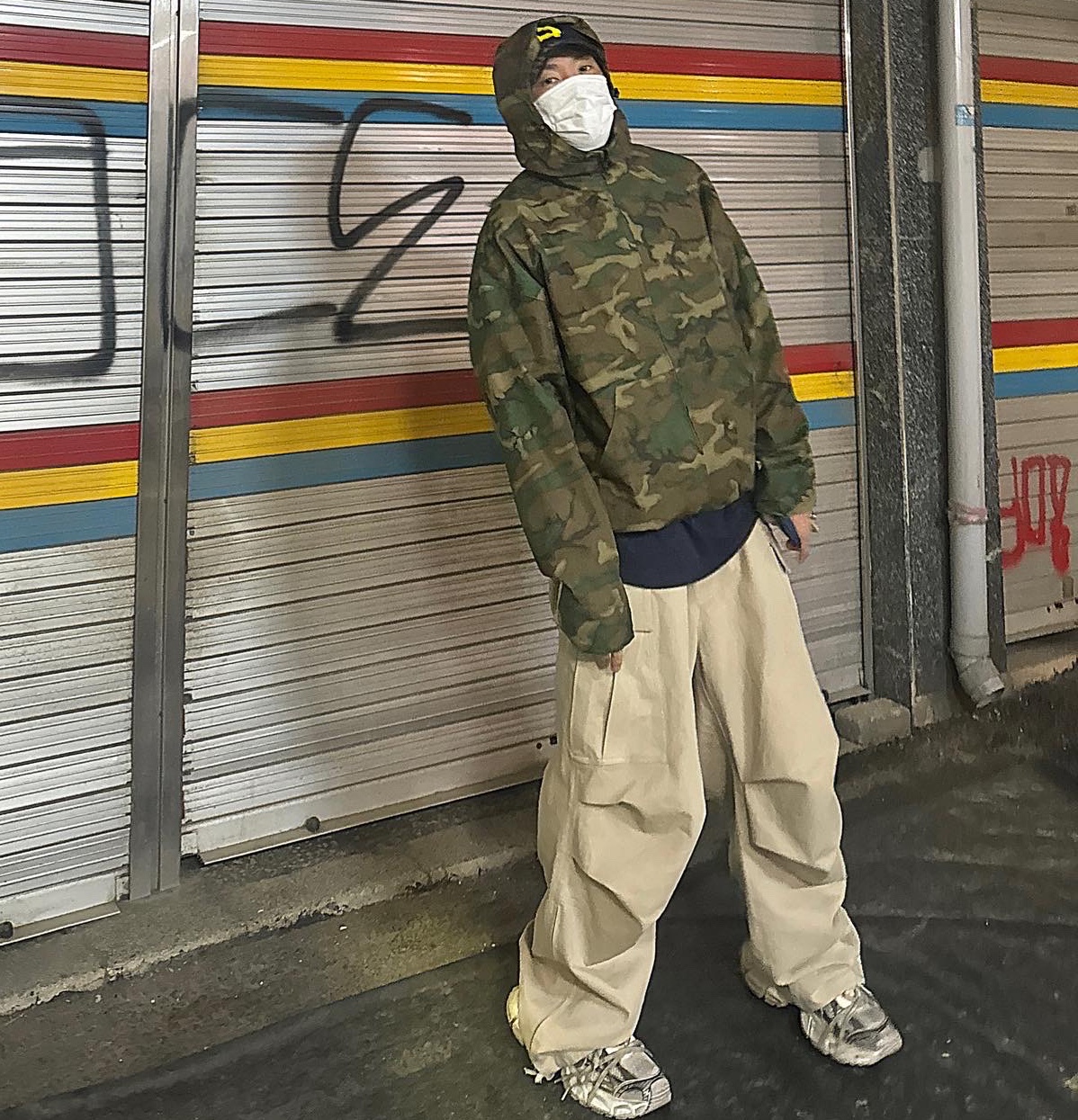 Nonnod Side Zip Cargo Pants Beige, Balenciaga 3XL Sneakers Beige 착용 스타일 - 1
