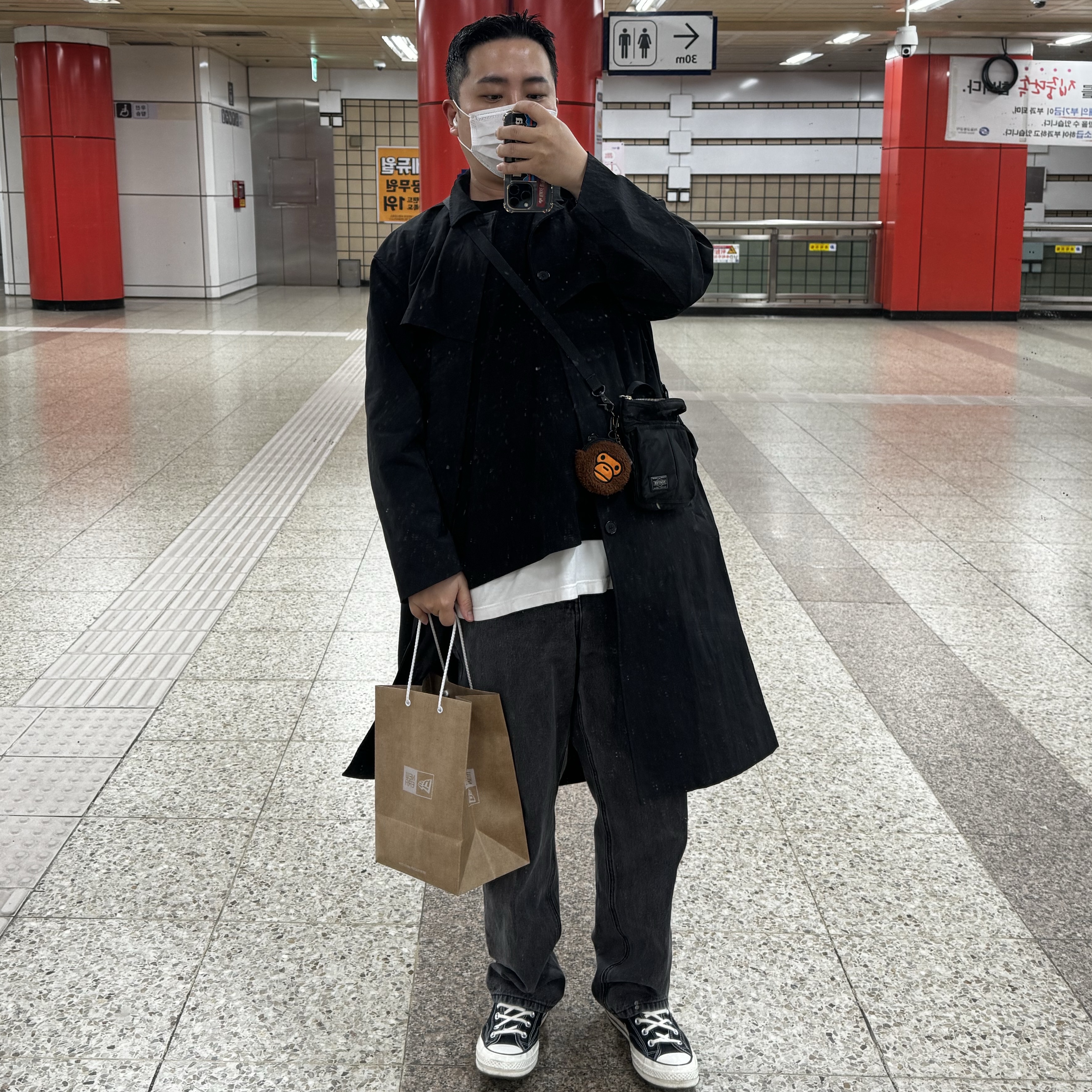 Porter Howl Helmet Bag Mini Black, Converse Chuck 70 Ox Black - Standard 착용 스타일