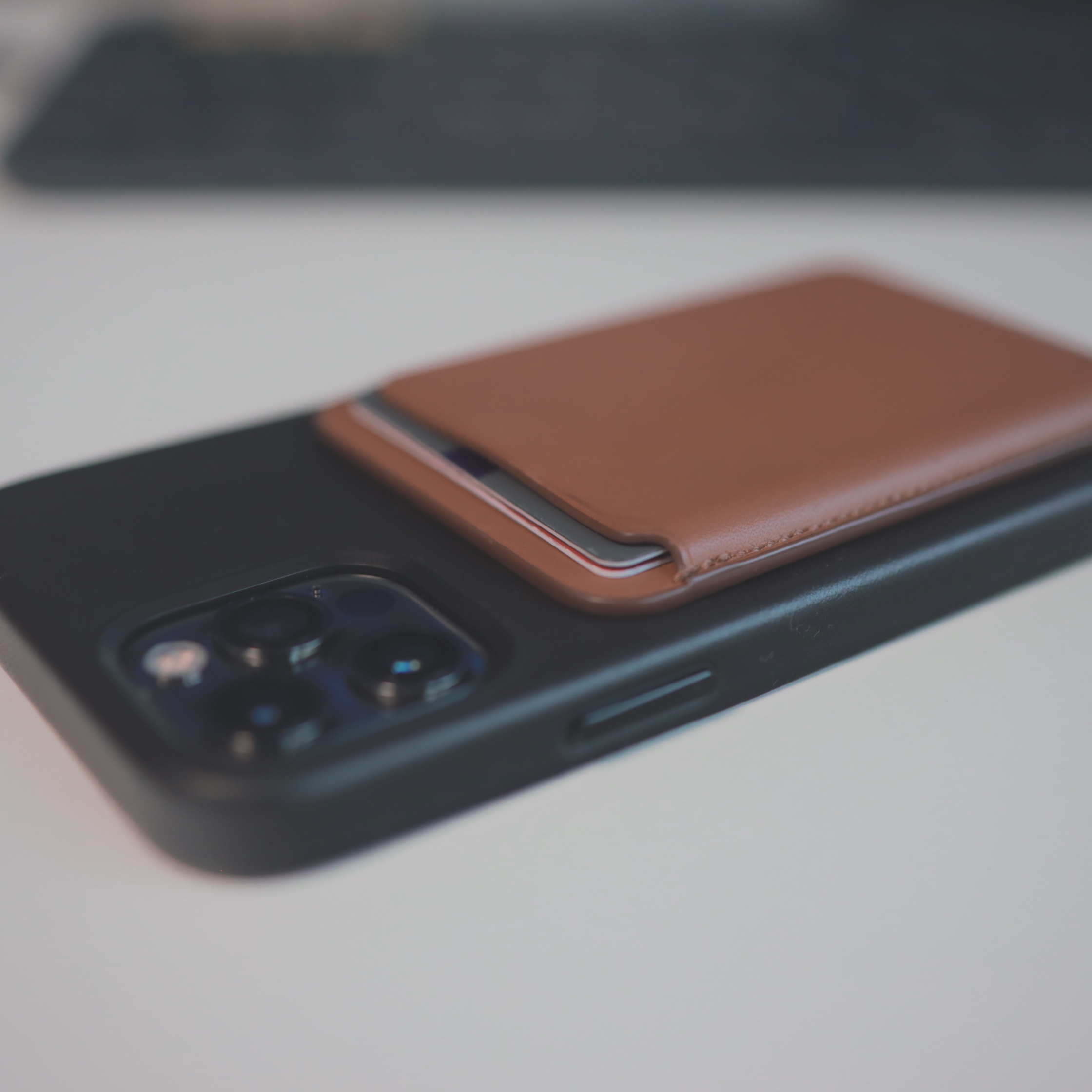 Apple iPhone Leather Wallet with MagSafe Saddle Brown 착용 스타일