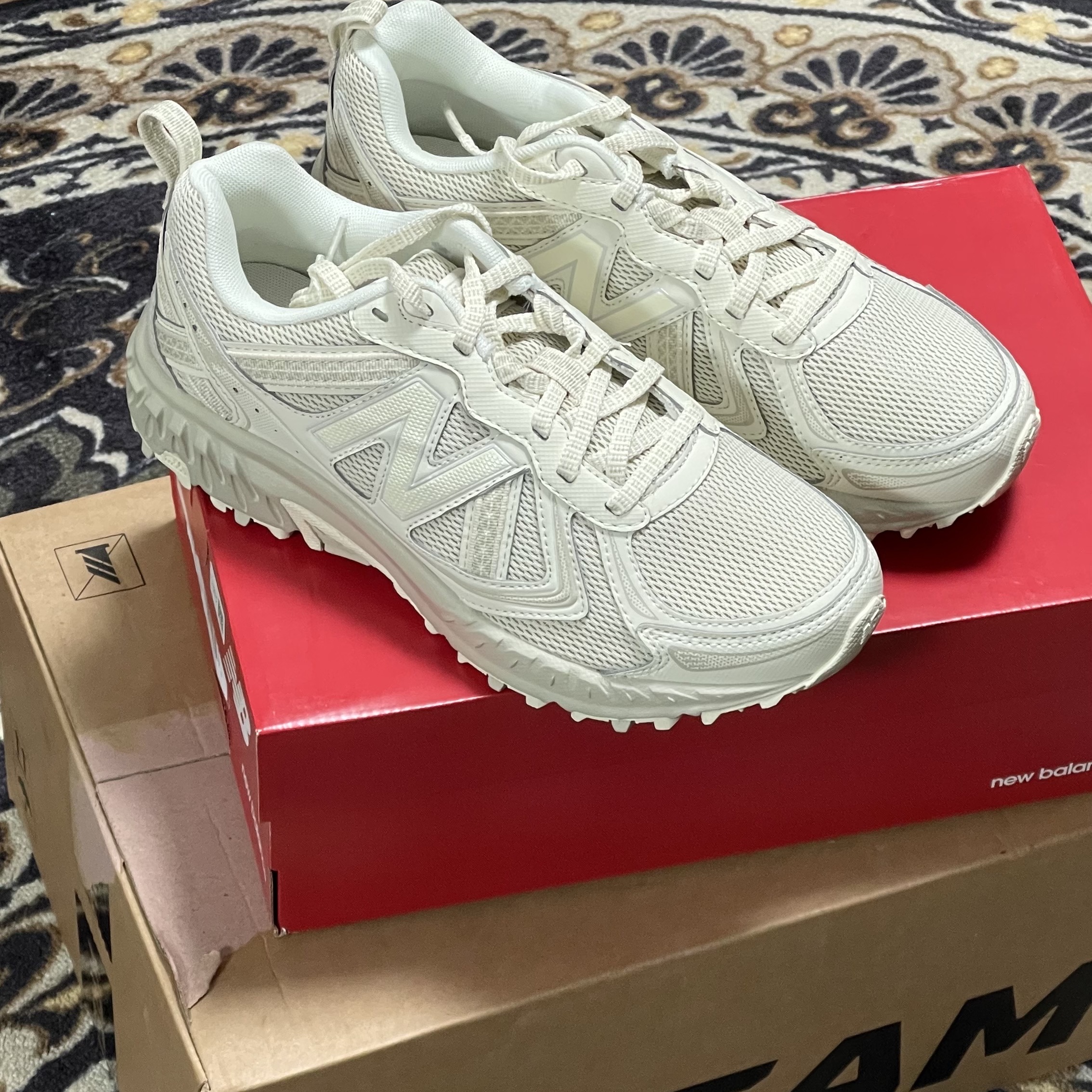New Balance 410v5 Trail Beige - 2E Wide 착용 스타일