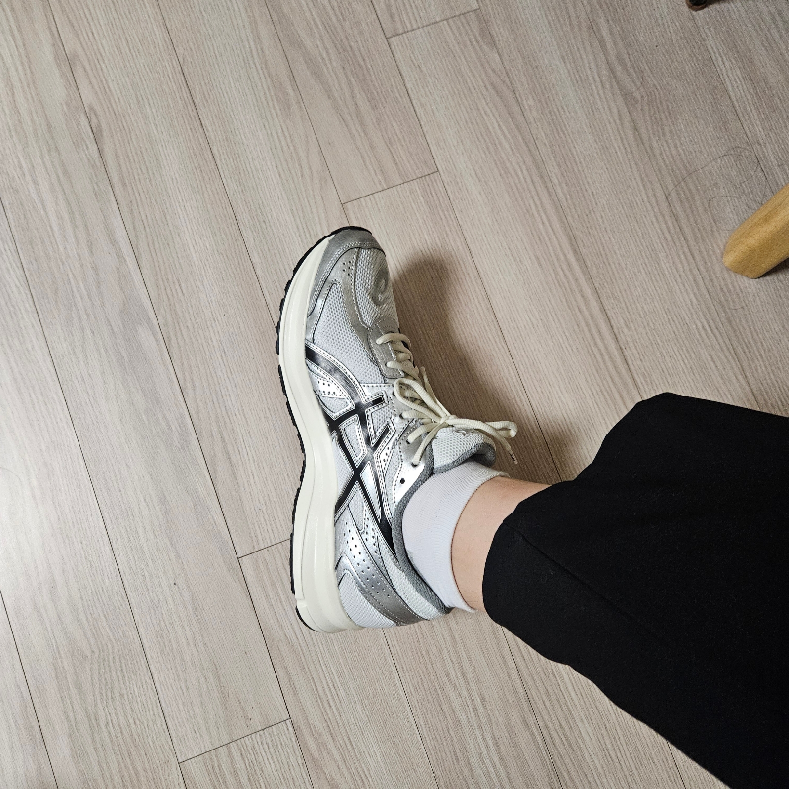 Asics Jog 100 S White Black - 2E Wide 착용 스타일 - 3