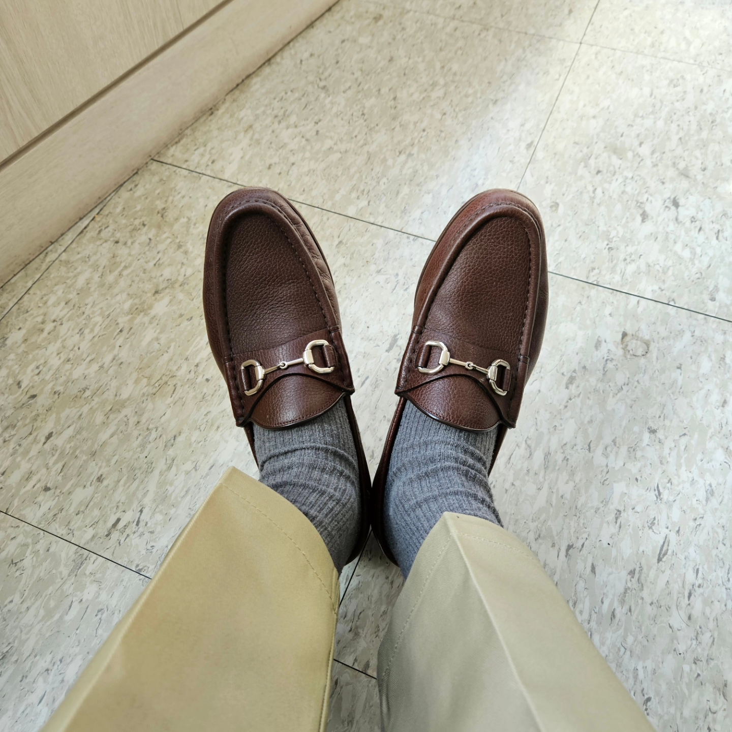 Gucci Loafer with Horsebit Dark Brown Leather, Uniqlo +J Wool Jacket Navy 착용 스타일 - 5
