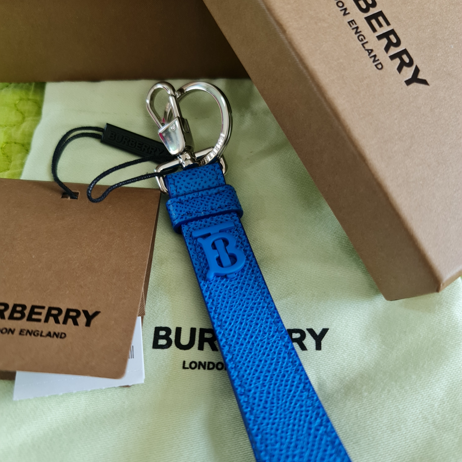 Burberry Monogram Motif Grainy Leather Keyring Vivid Blue 착용 스타일