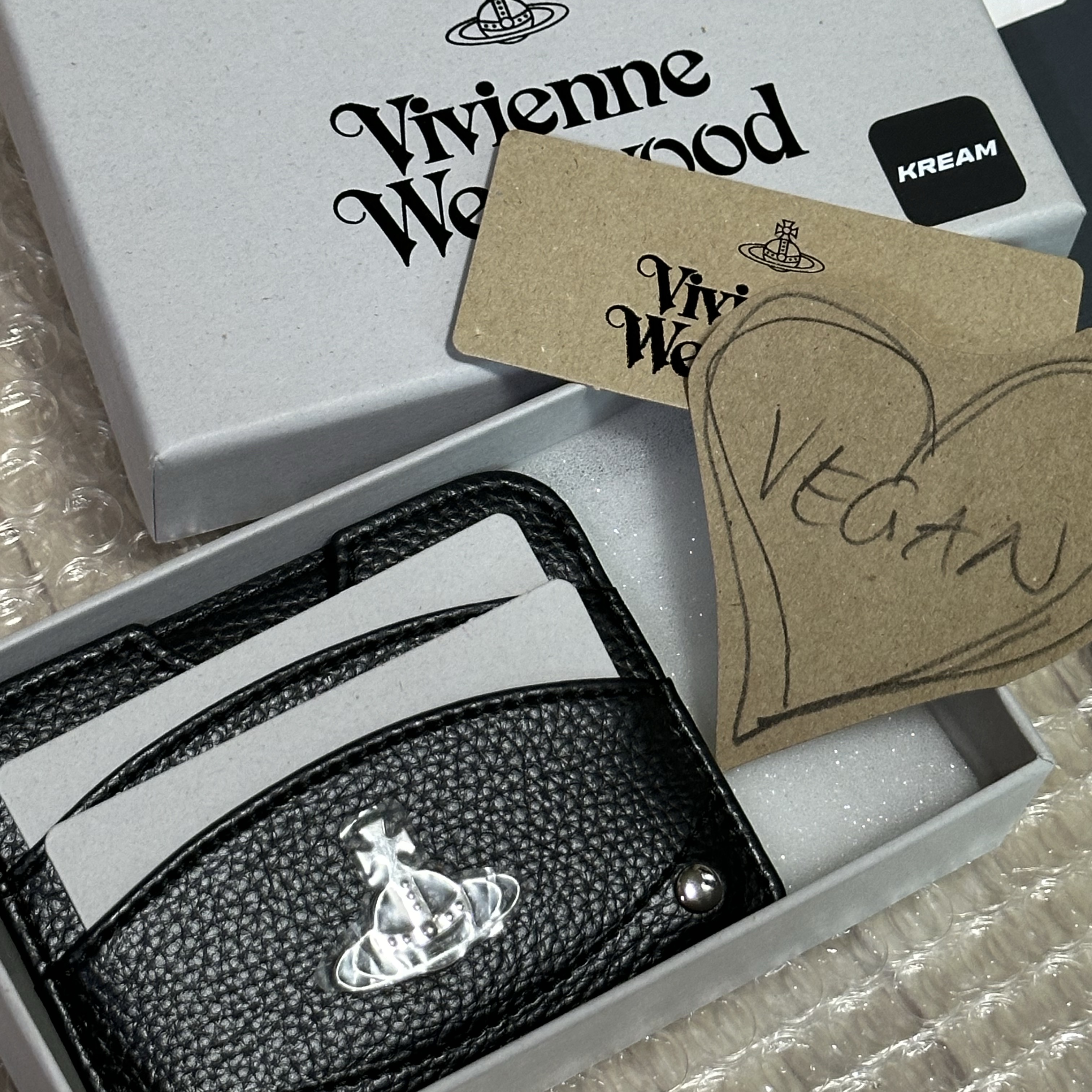 Vivienne Westwood Re-Vegan Grain Half Moon Card Holder Black 착용 스타일 - 1
