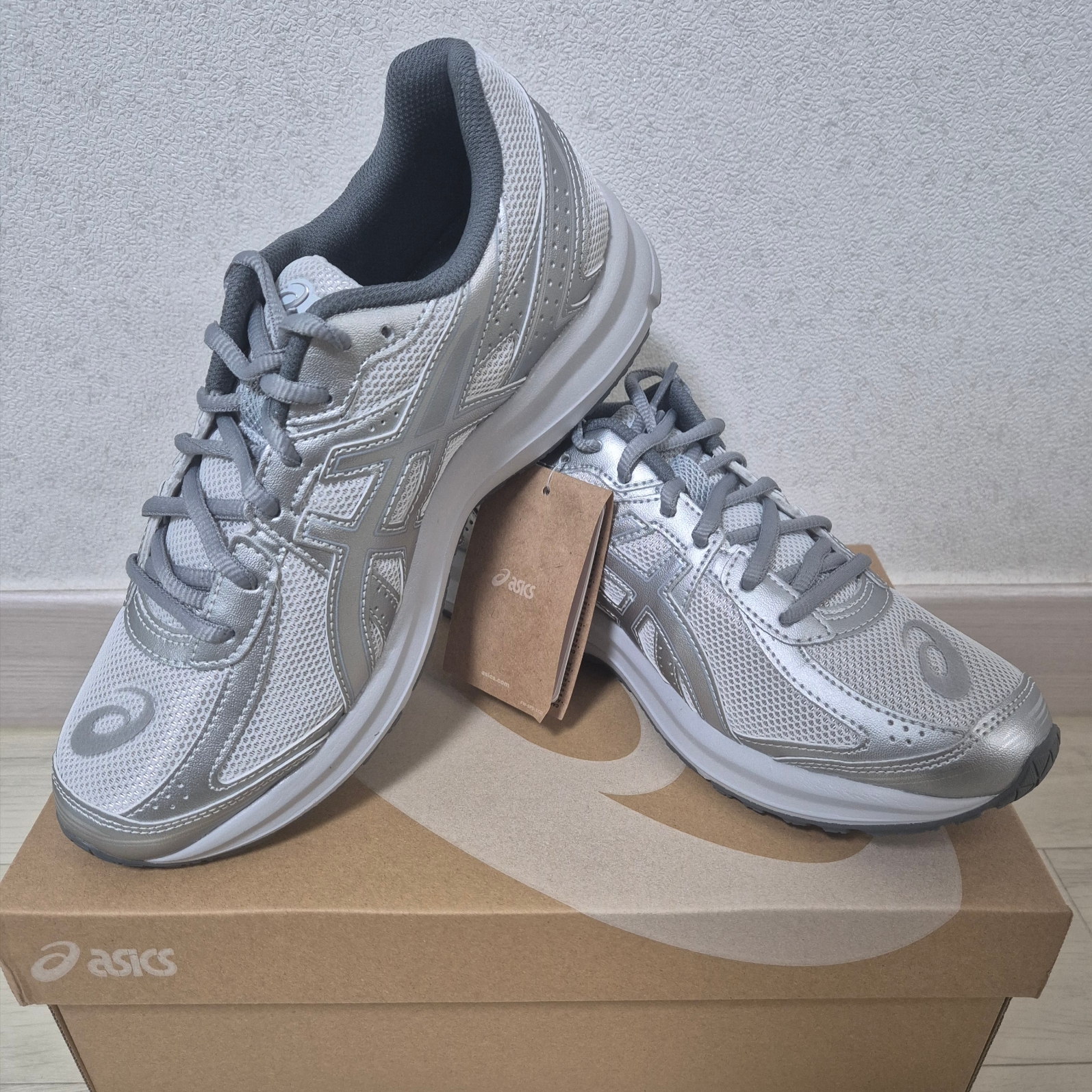 Asics Jog 100 S SMU Glacier Grey Pure Silver - 2E Wide 착용 스타일