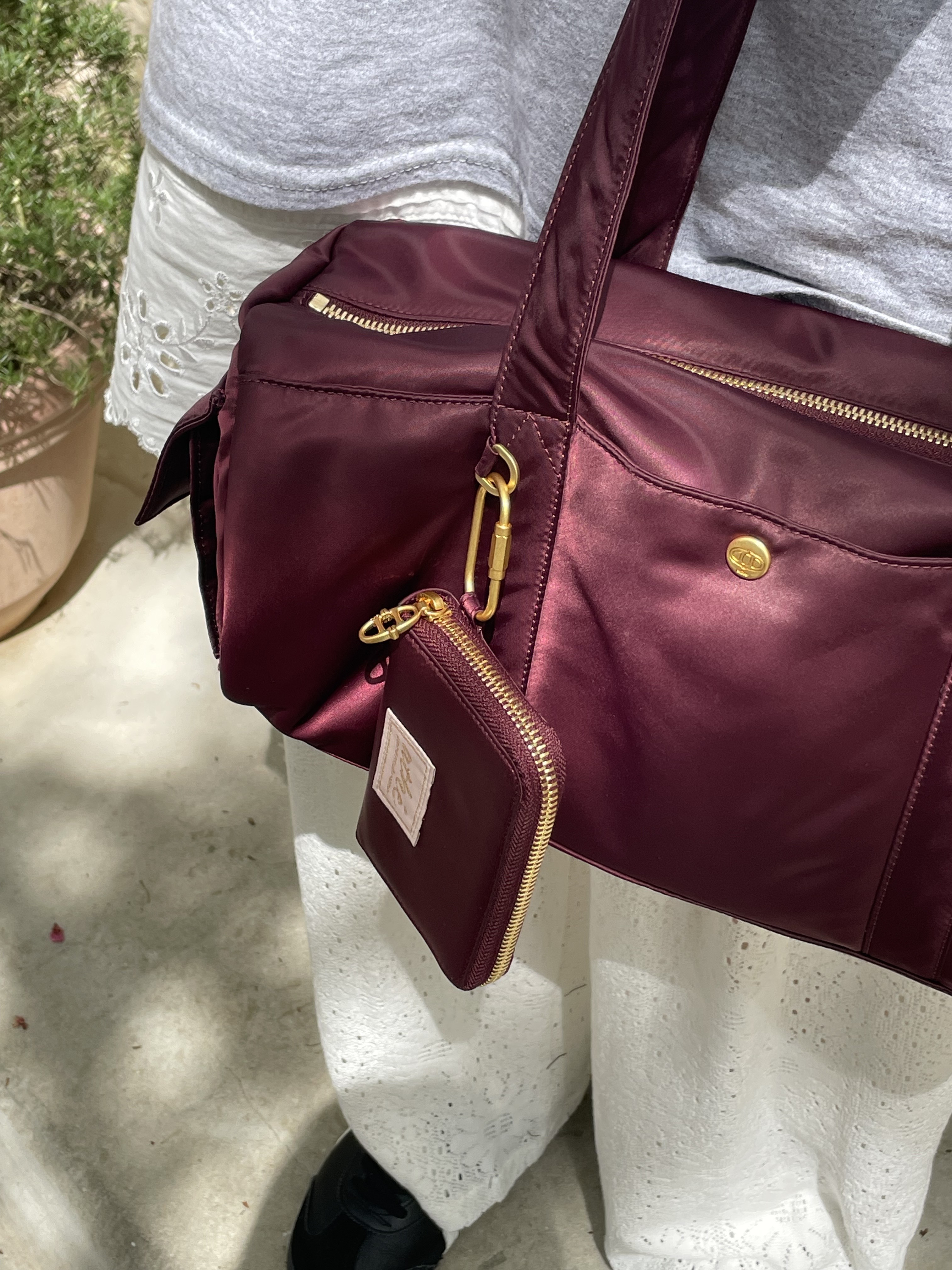 Athe Vanessabruno Jour Shoulder Bag M Burgundy, Athe Vanessabruno Jour Shoulder Bag M Black 착용 스타일