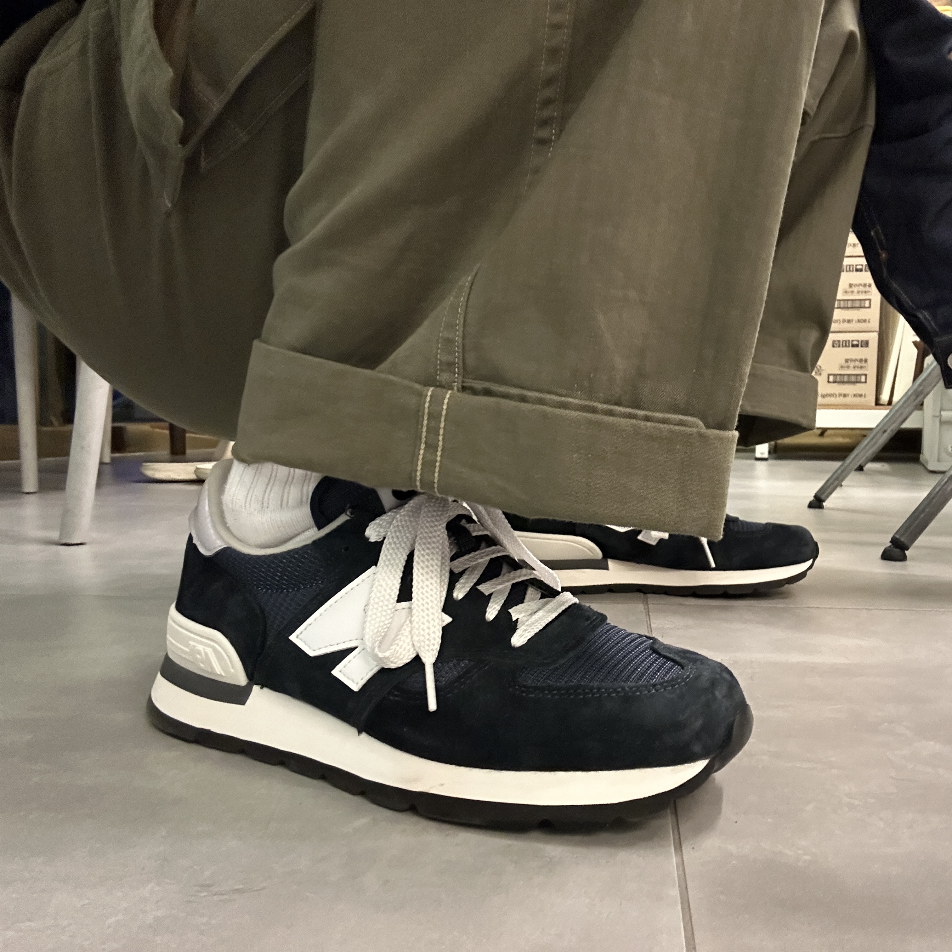 New Balance 990v1 Made in USA Navy 착용 스타일 - 2