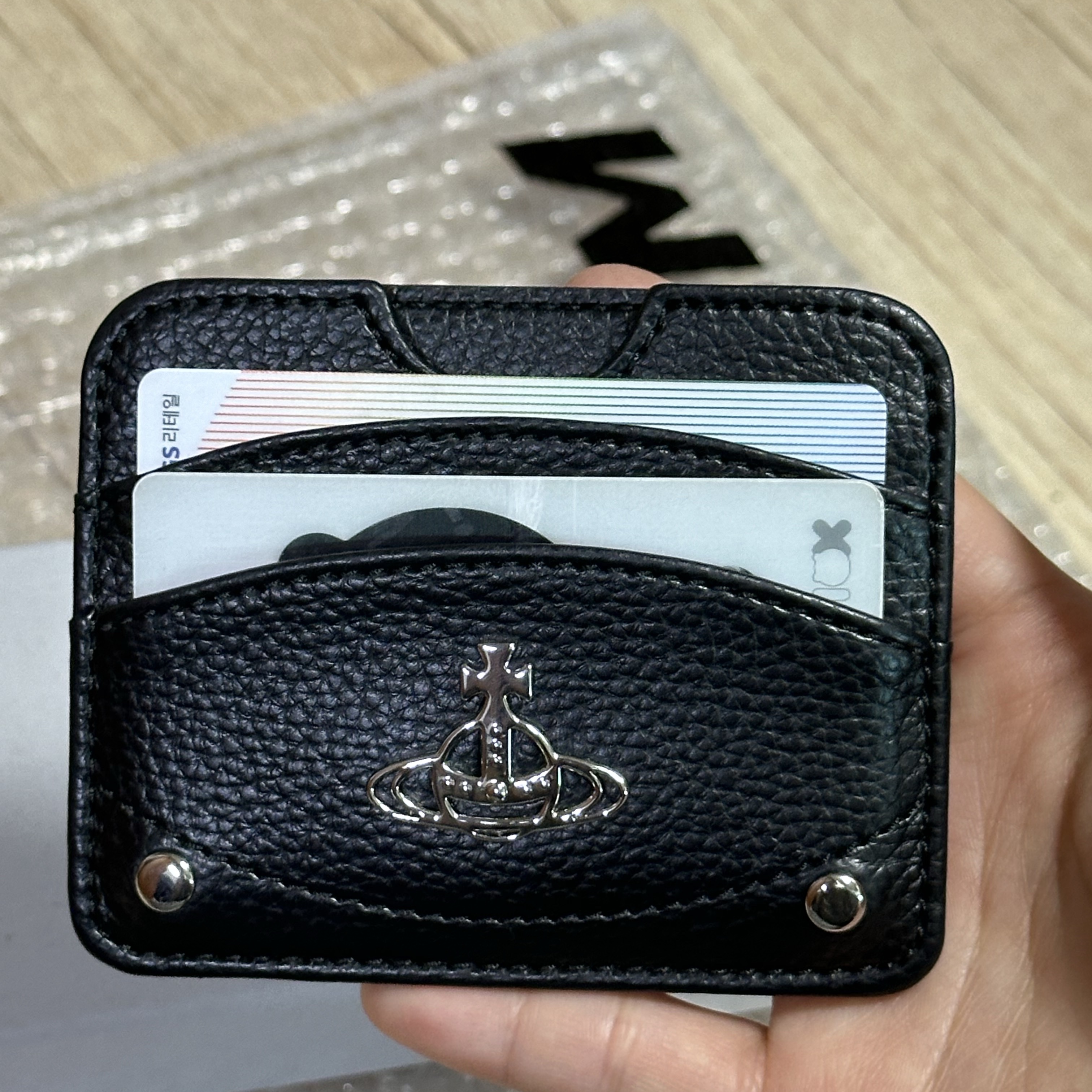 Vivienne Westwood Re-Vegan Grain Half Moon Card Holder Black 착용 스타일 - 2