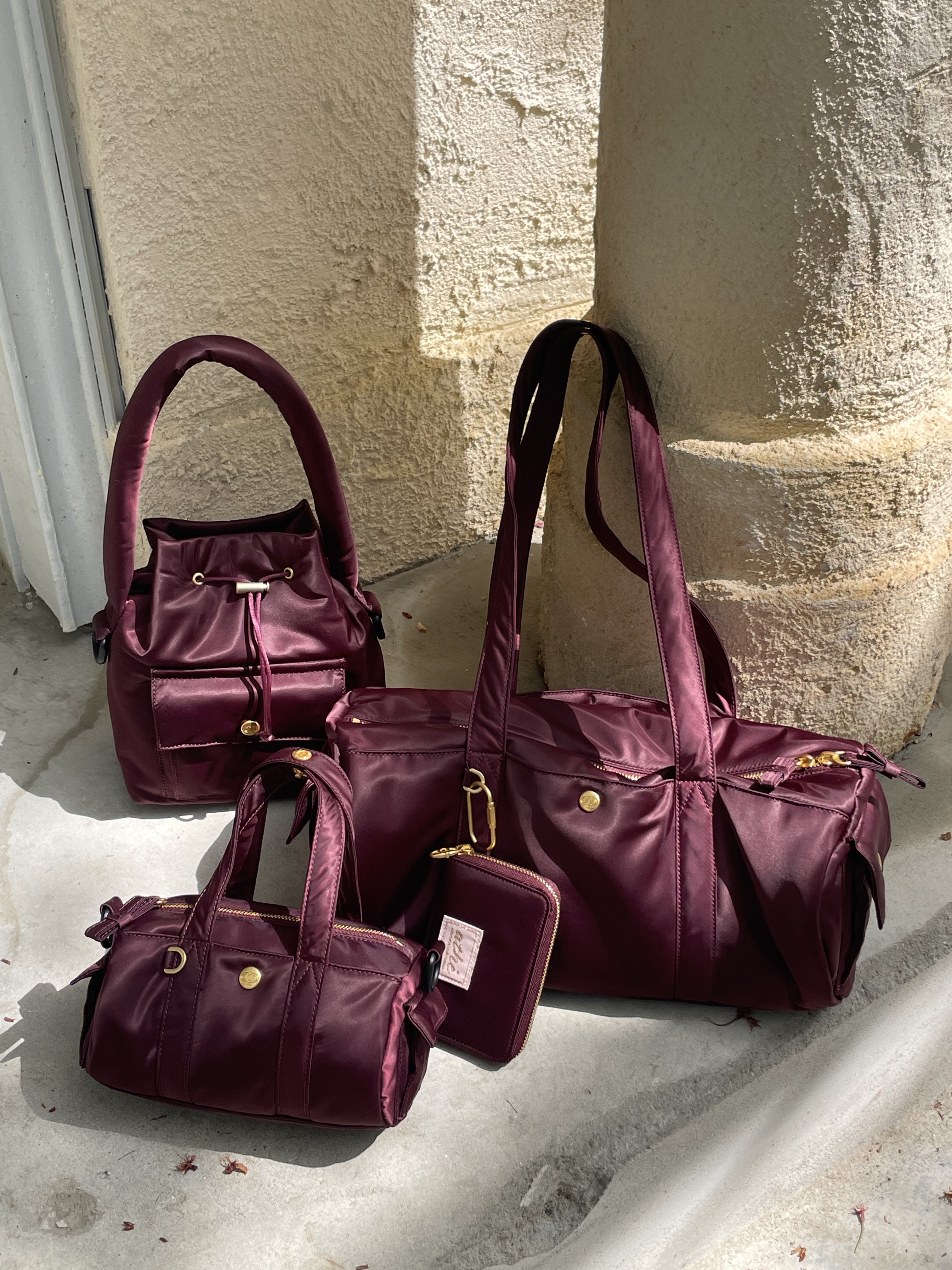 Athe Vanessabruno Jour Mini Cross Bag S Burgundy, Athe Vanessabruno Jour Zipper Wallet Burgundy 착용 스타일
