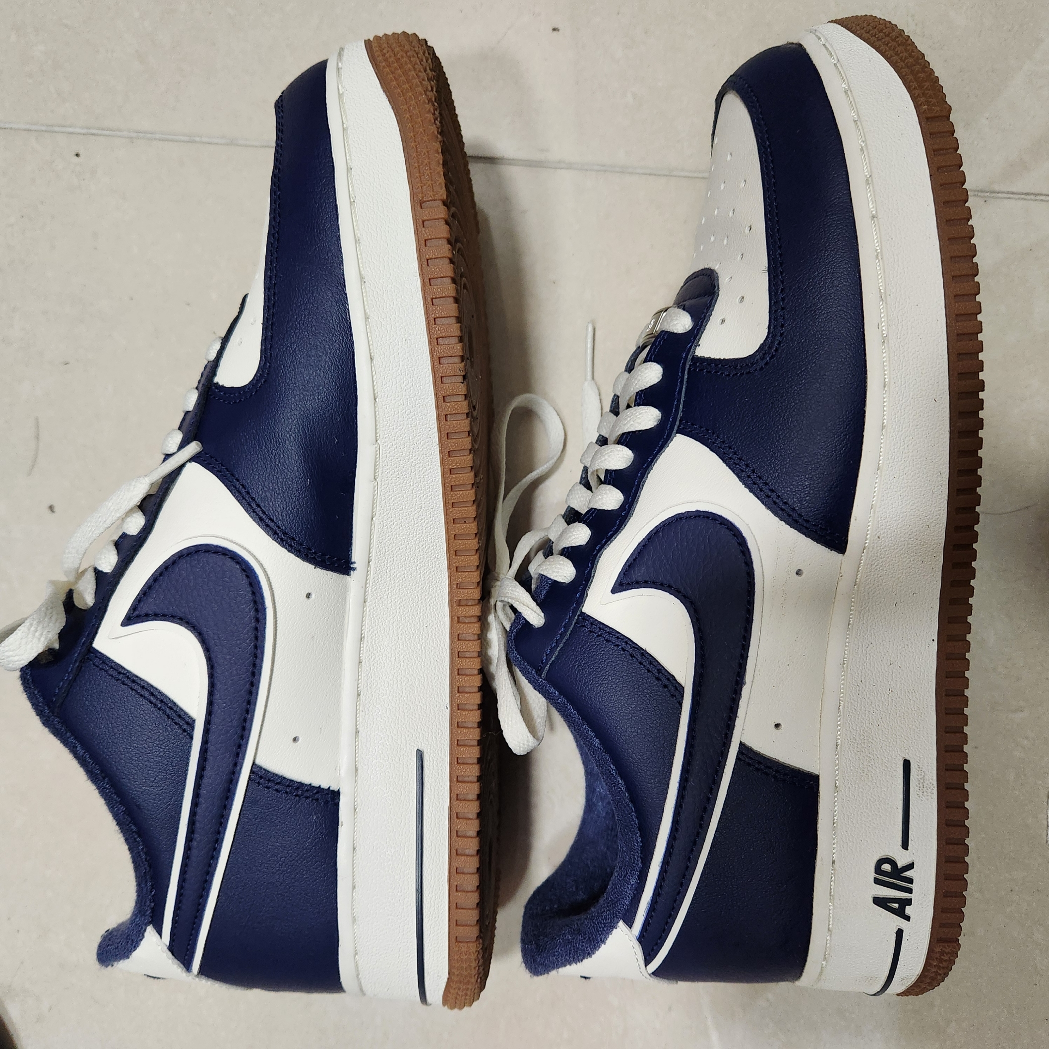 Nike Air Force 1 '07 LV8 Midnight Navy 착용 스타일 - 1