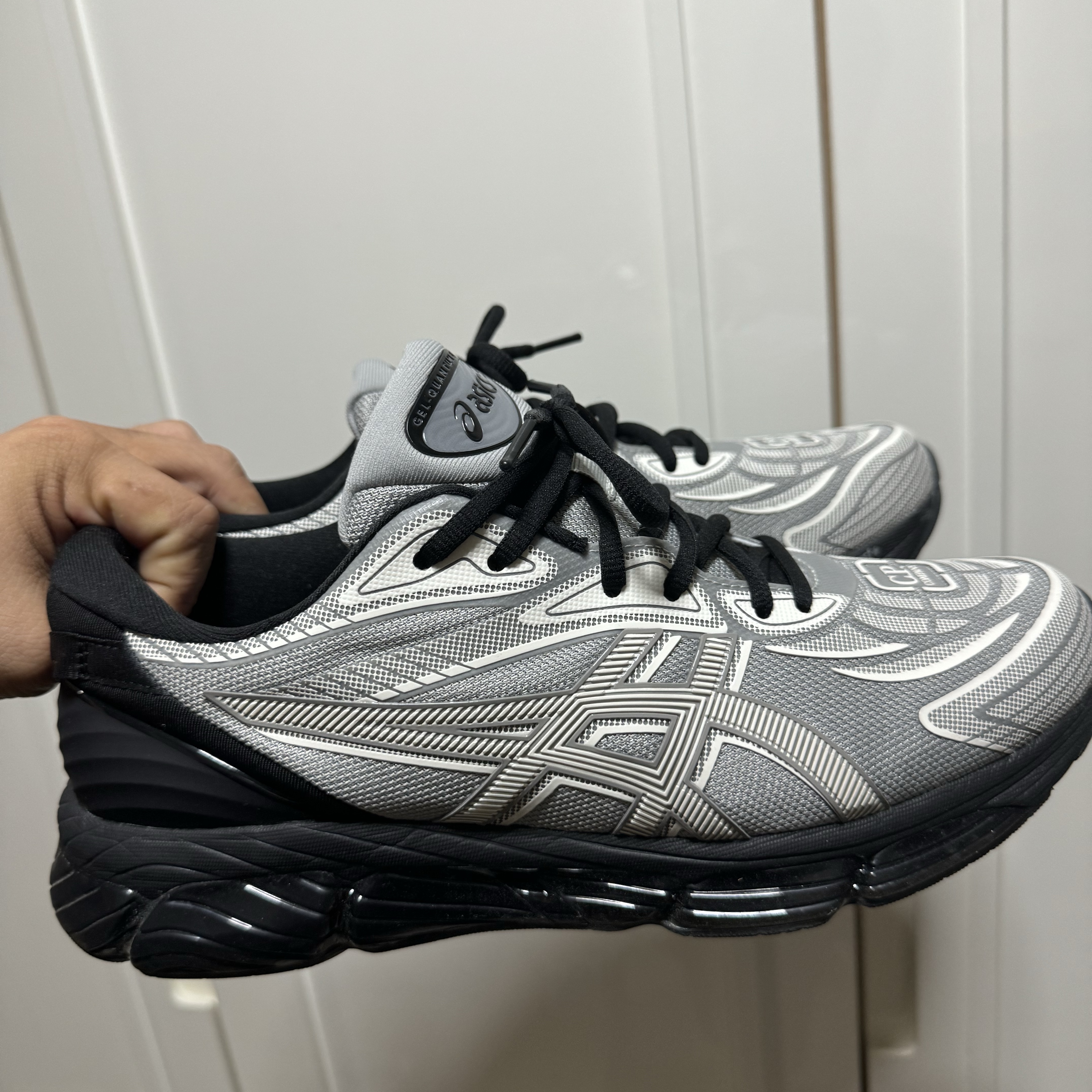 Asics x C.P. Company Gel-Quantum 360 VIII Cement Grey 착용 스타일 - 1