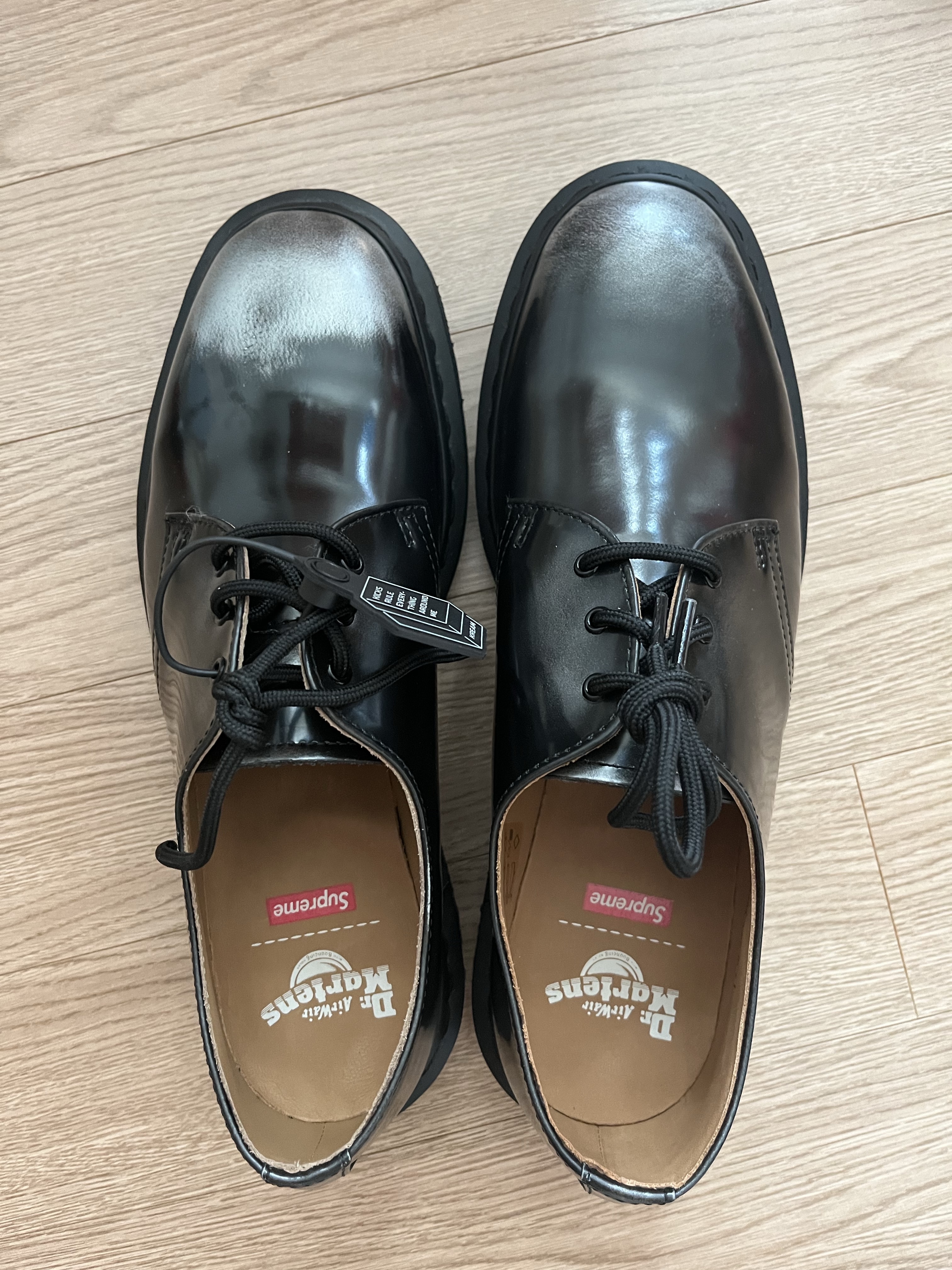Dr. Martens x Supreme 1461 Gray Silver 착용 스타일