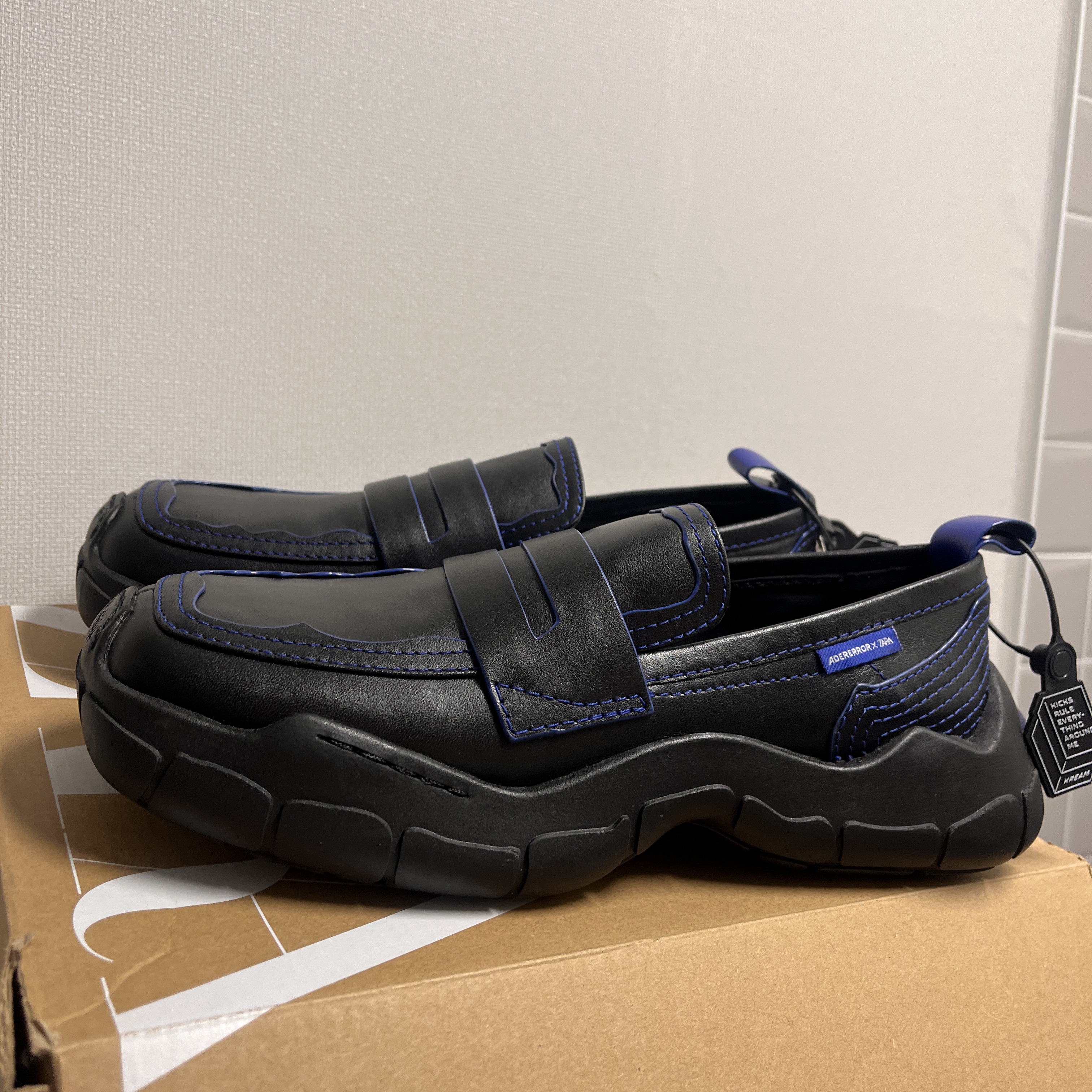 Zara x Ader Error Leather Track Sole Loafers Black 착용 스타일 - 2